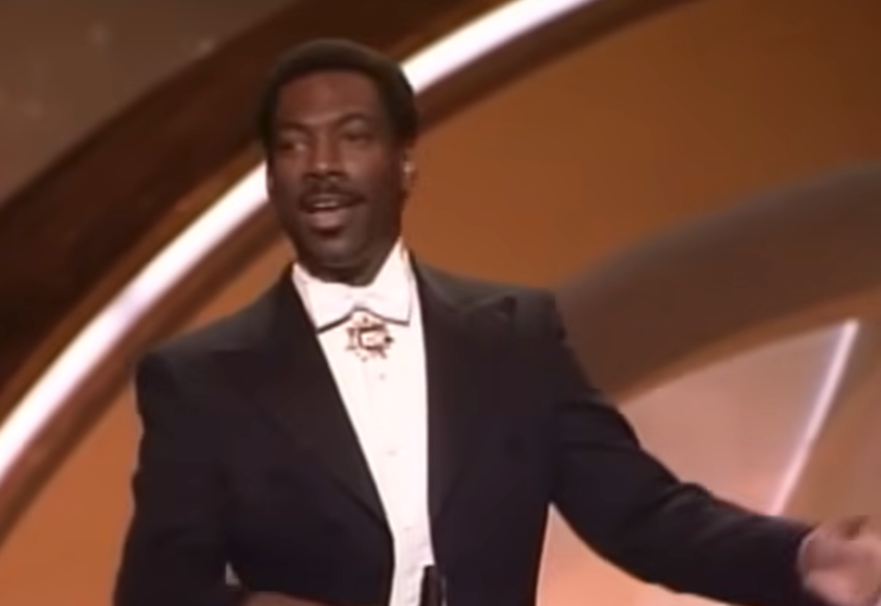 Eddie Murphy no Oscar de 1988 apresentando o prêmio de Melhor Filme