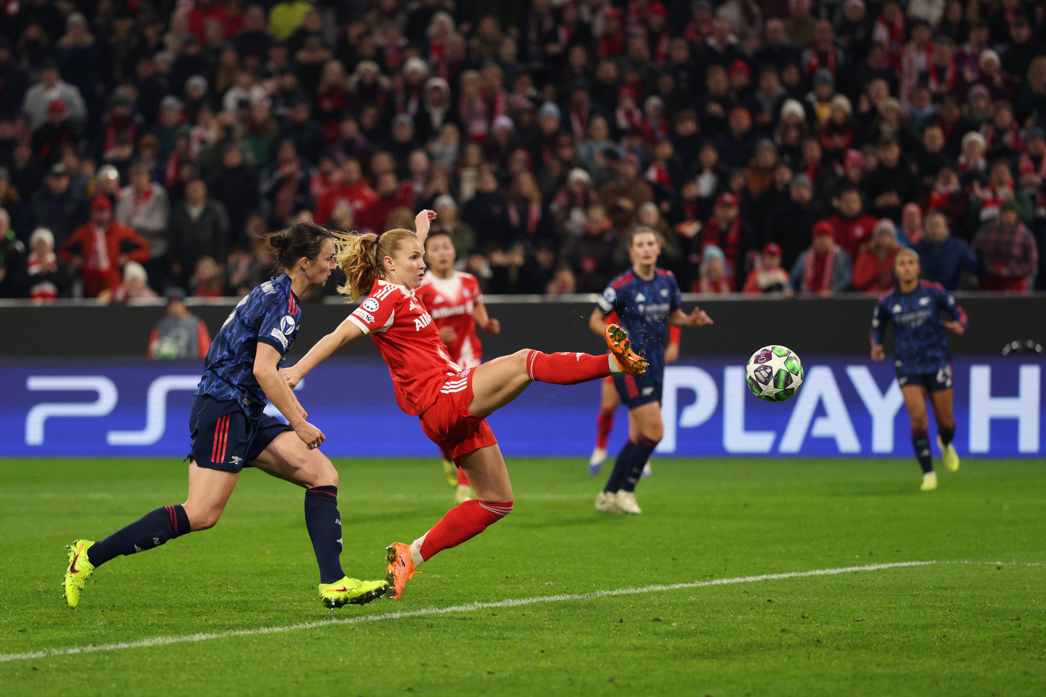 Glodis Viggosdottir scored the winning goal as Bayern overcame a two-goal deficit to beat Arsenal