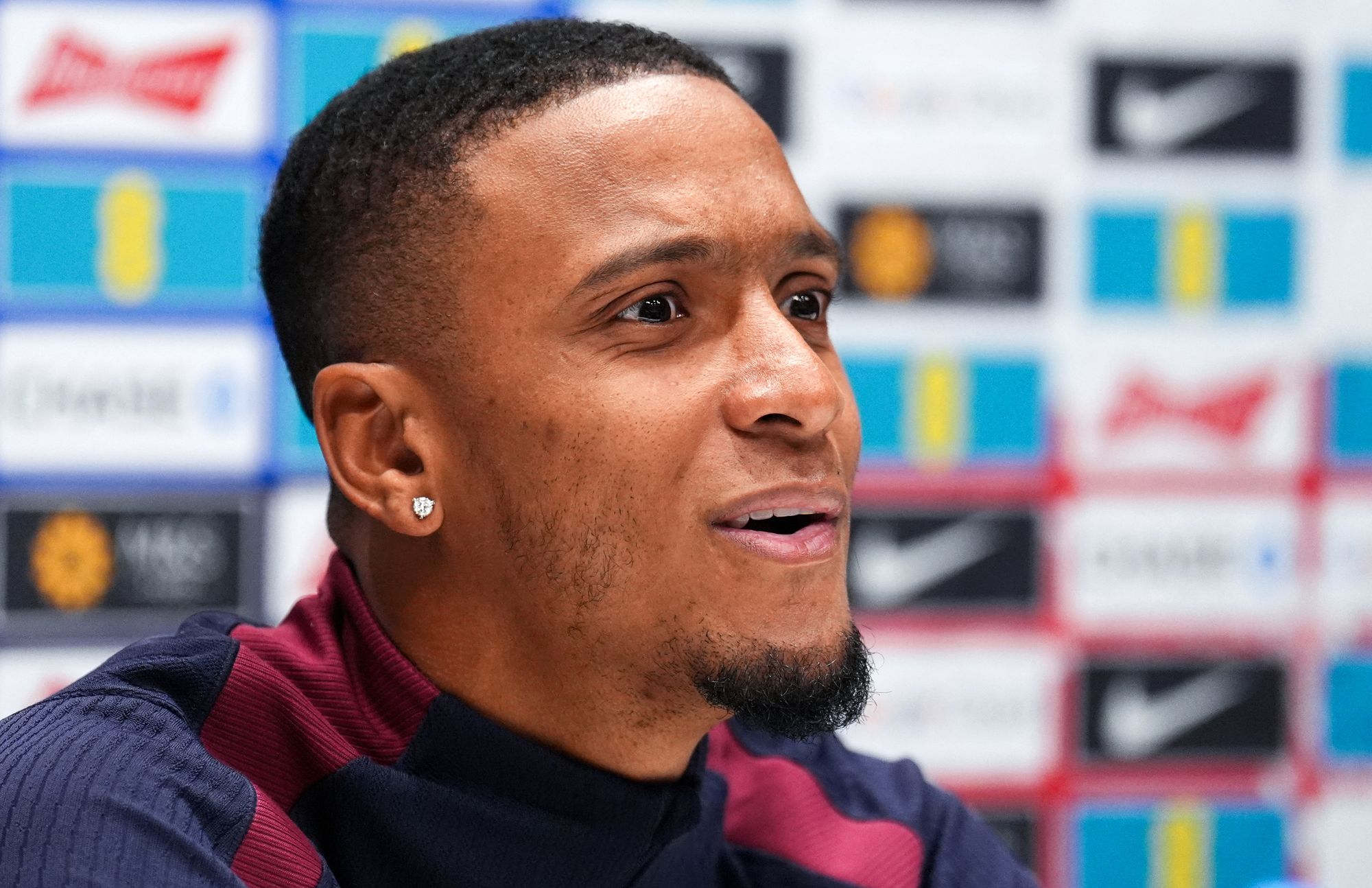 Obránce Ezri Konsa je mezi těmi, kteří testují řadu 'Mind'