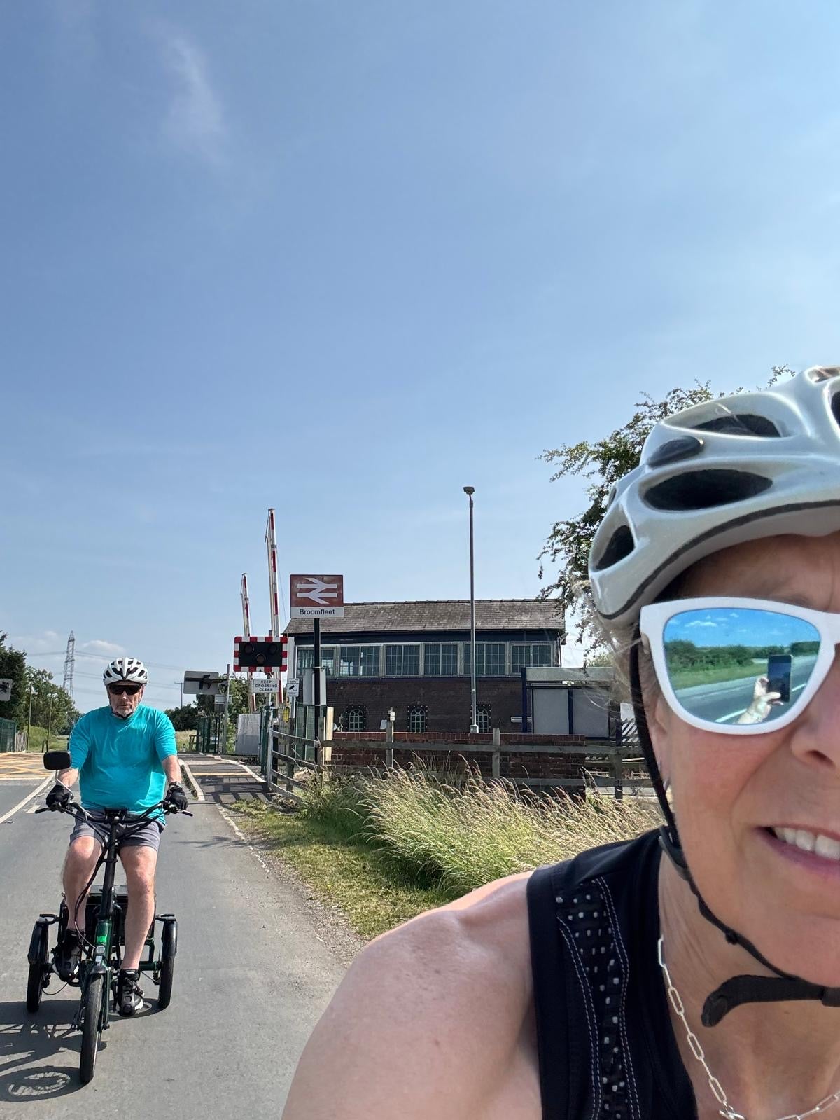 Pan Ashdown a jeho žena Cheryl by na kolech urazili stovky kilometrů týdně