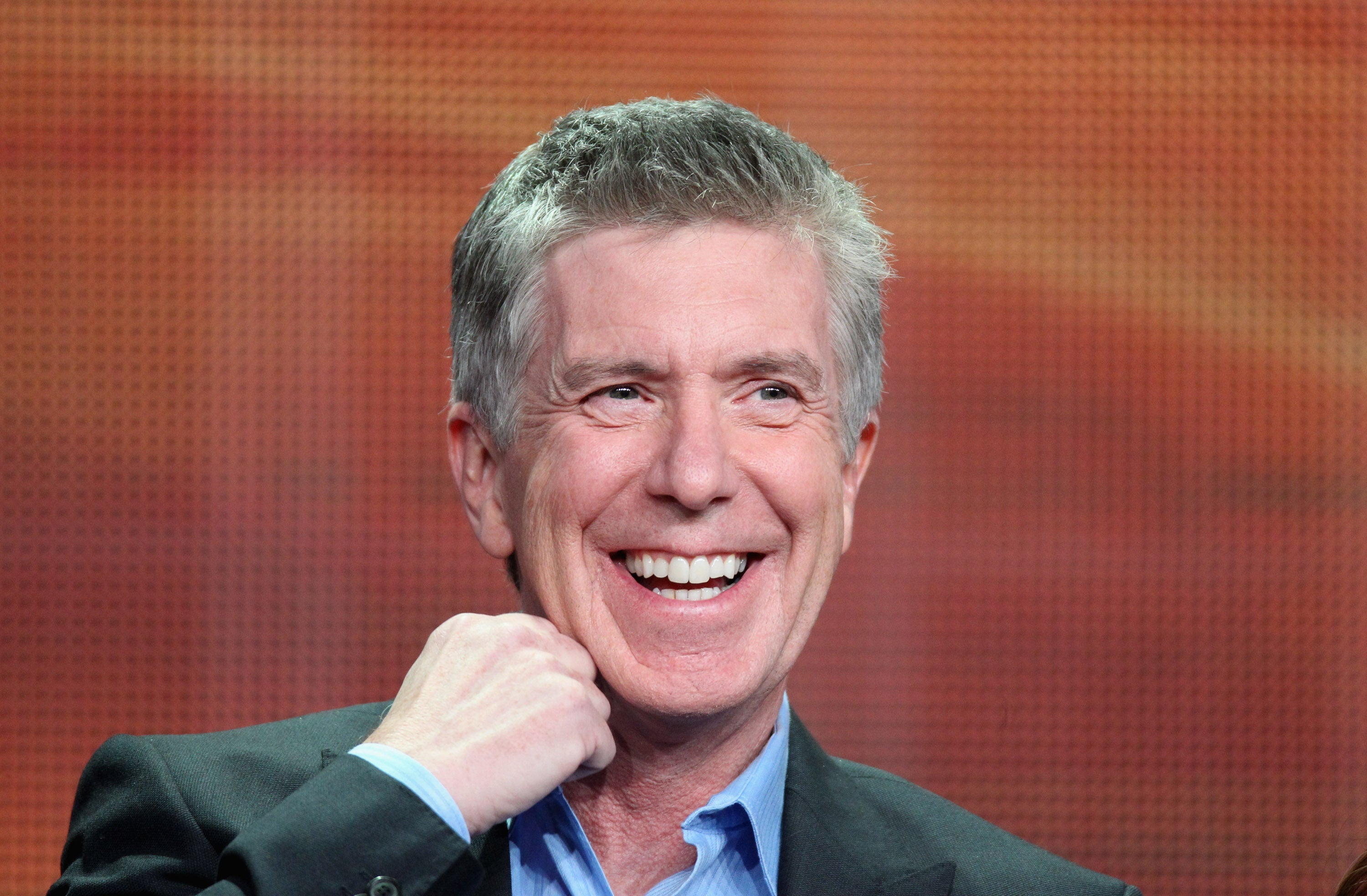 Tom Bergeron pediu desculpas a Bobby Bones após seu comentário sobre sua vitória no Dancing with the Stars