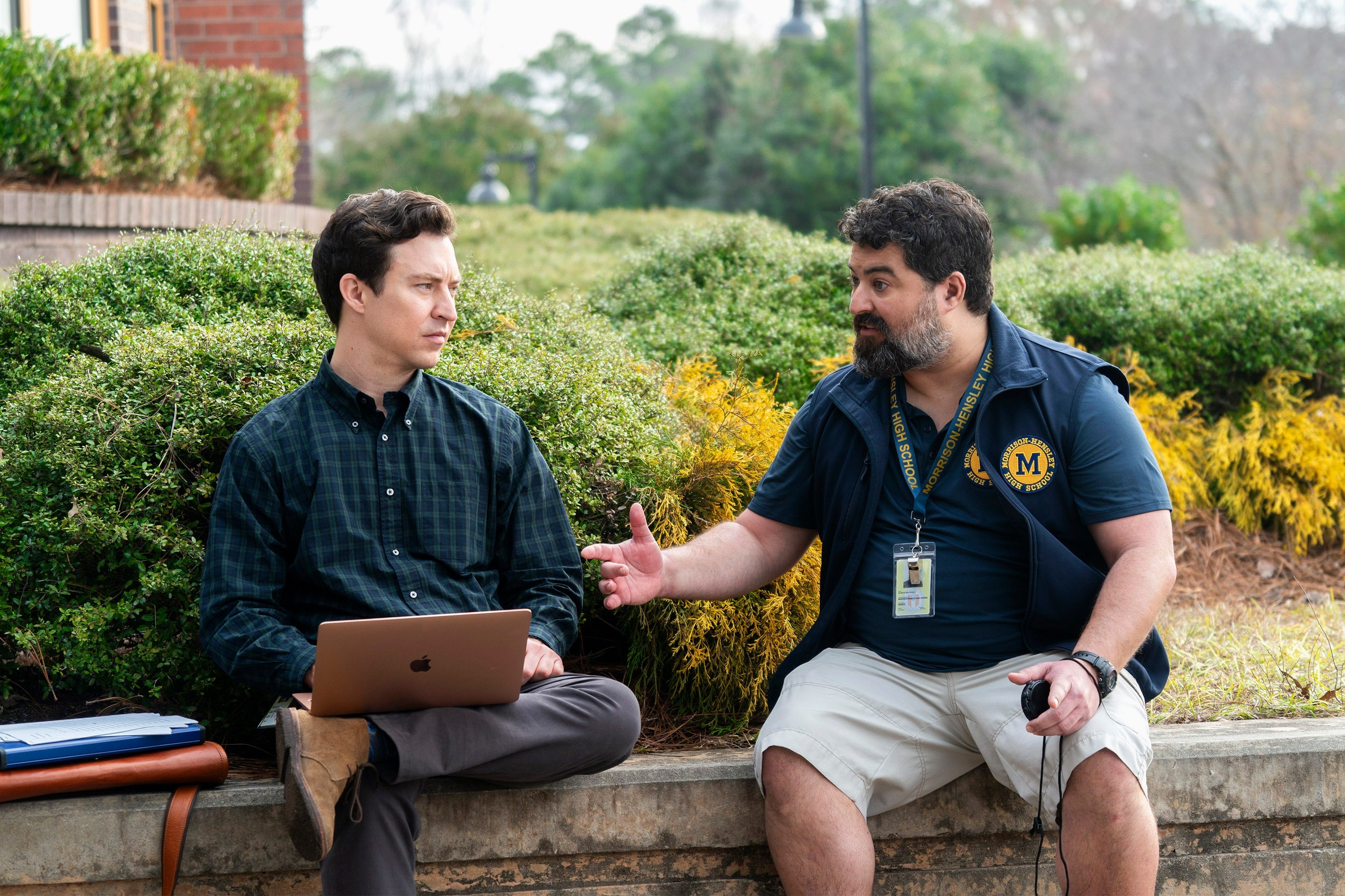 Alvarez estrelou o programa FX ao lado do ator Sean Patton