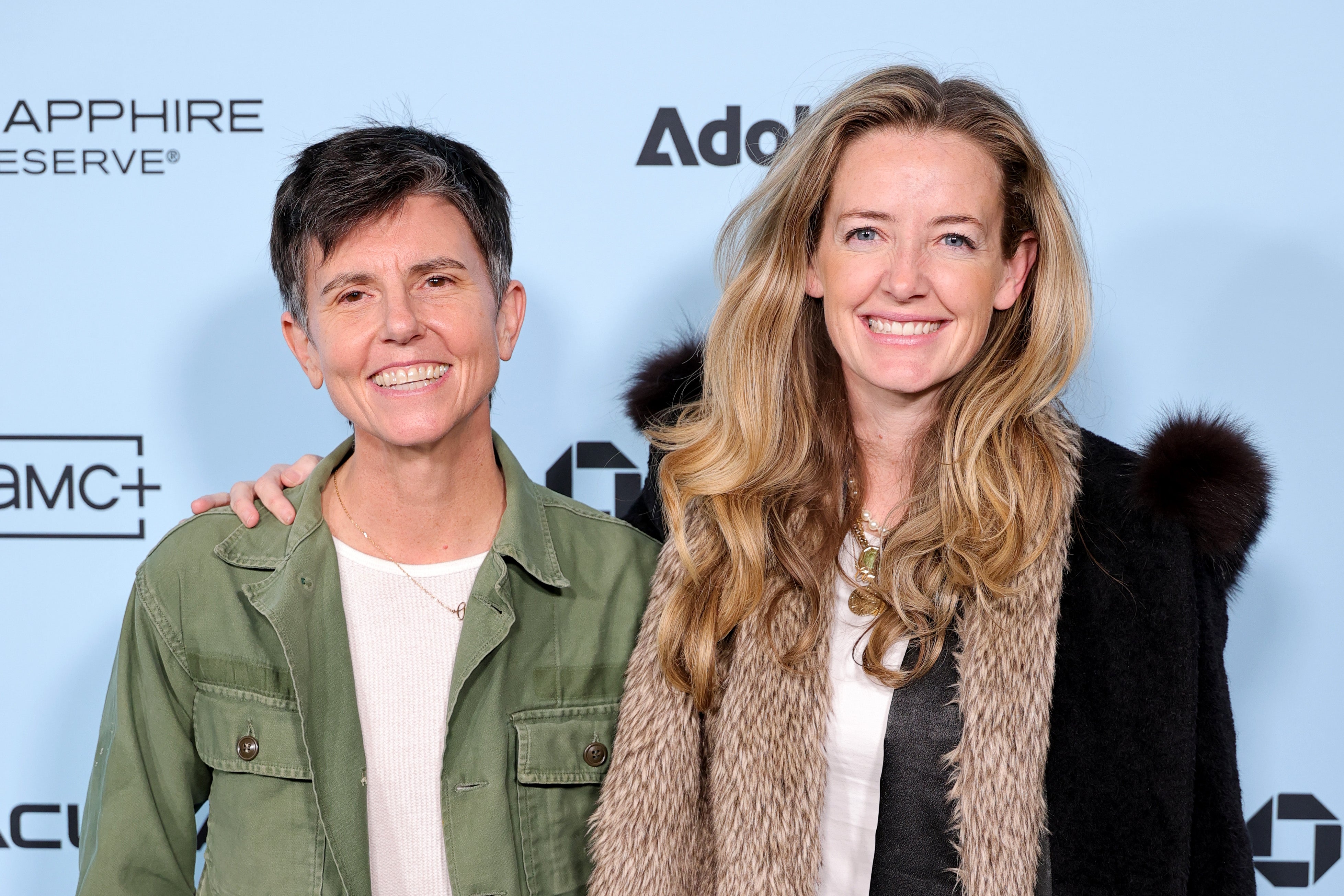 Notaro e sua esposa Stephanie Allynne (à direita) são casados ​​desde 2015 e têm dois filhos.