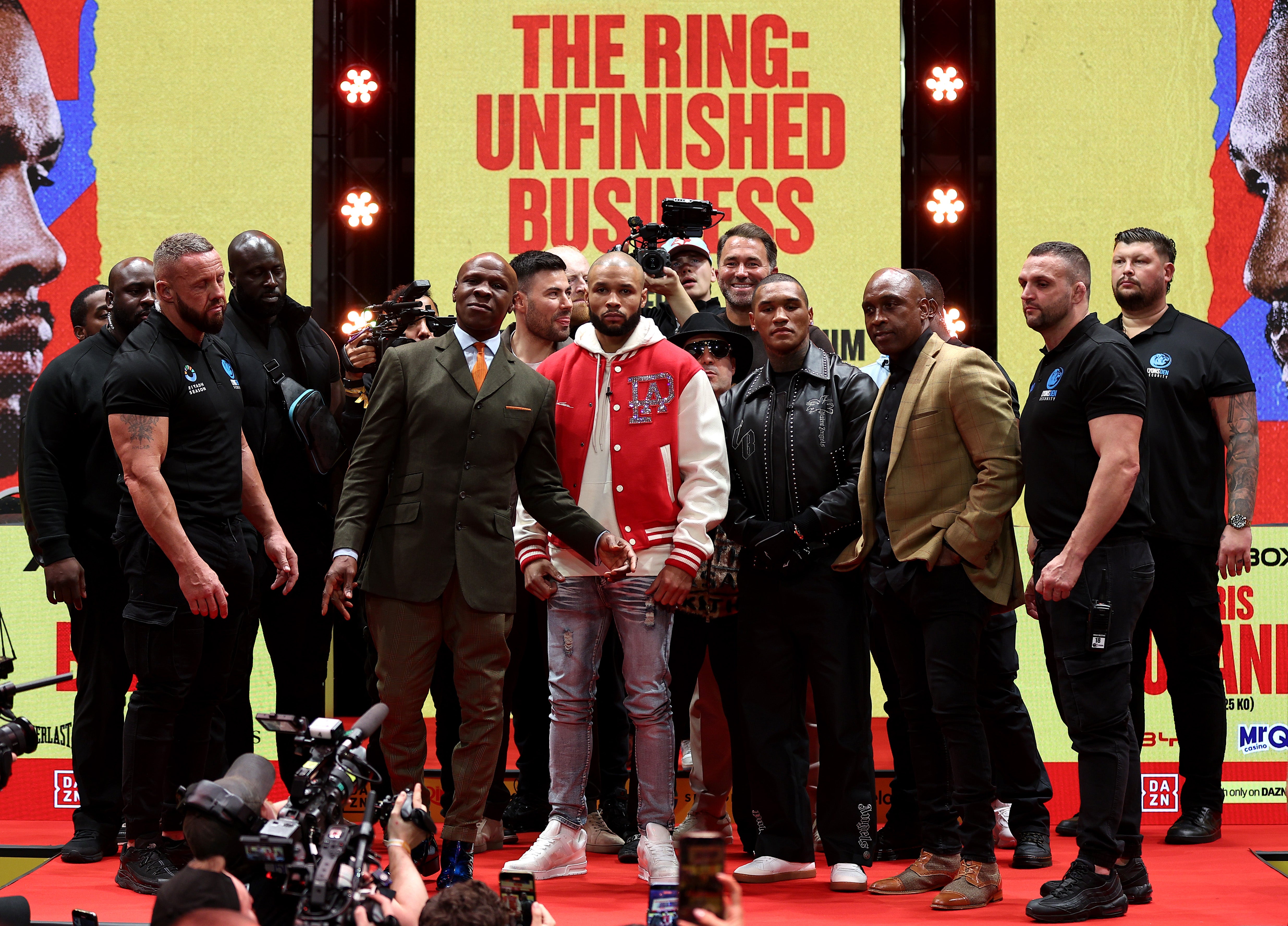 Zleva doprava uprostřed: Chris Eubank Sr, Jr., Conor Benn a Nigel Benn