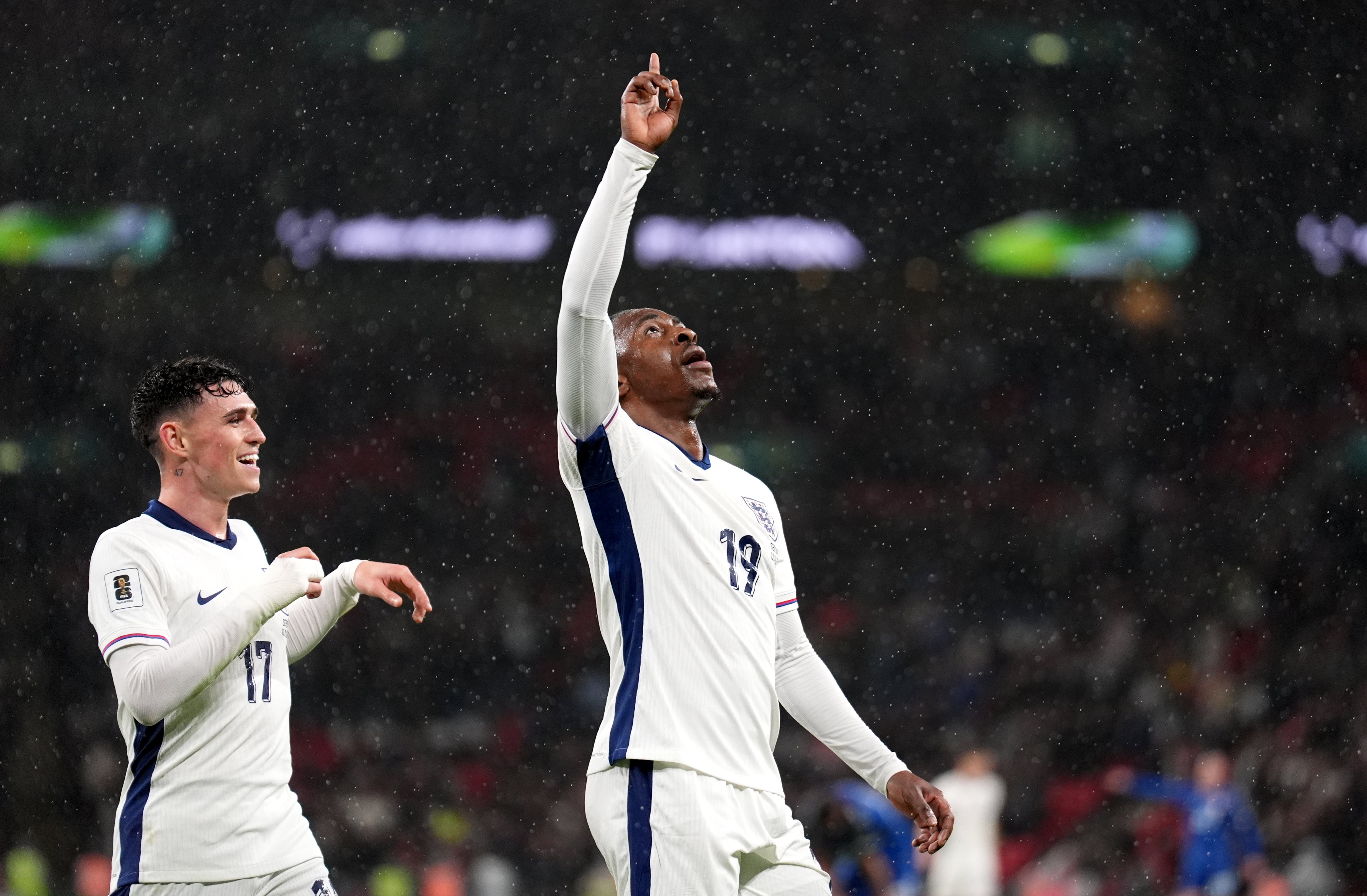 Eberechi Eze, vpravo, oslavuje pozdního druhého kozla Anglie ve Wembley. Phil Foden, vlevo, poskytl asistenci (Mike Egerton/PA)