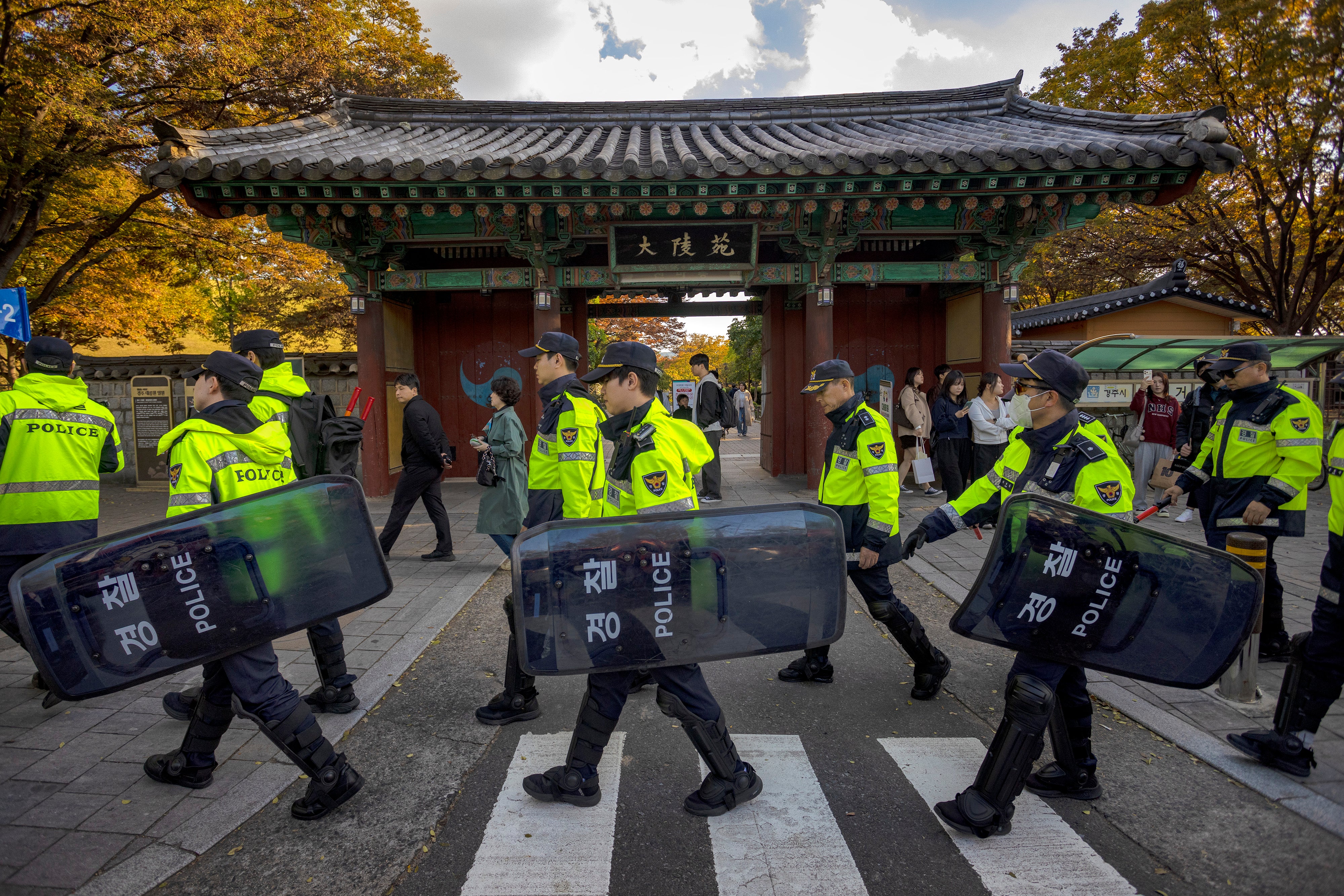 <p>Representative: Police officials in South Korea. At least eight people in crash in Seoul have sustained serious injuries</p>