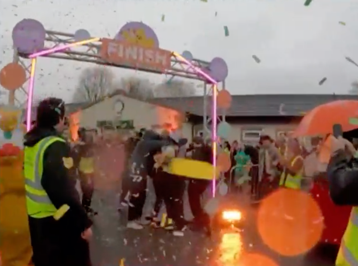 Sara Cox cruza a linha de chegada após uma cansativa corrida de 215 quilômetros para Crianças Necessitadas