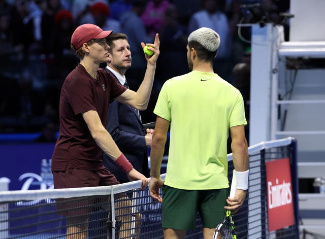 <p> Jannik Sinner and Carlos Alcaraz talk during the delay </p>