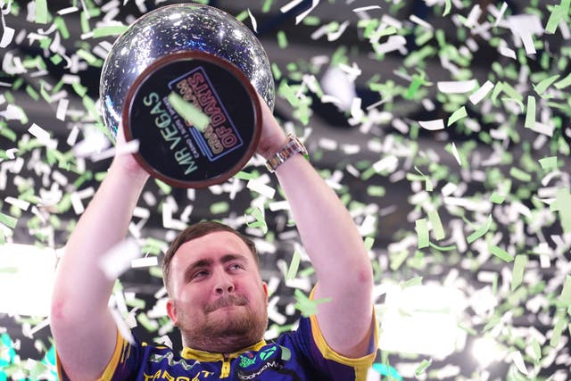 <p>Luke Littler lifts the trophy after winning the Grand Slam of Darts final against Luke Humphries</p>