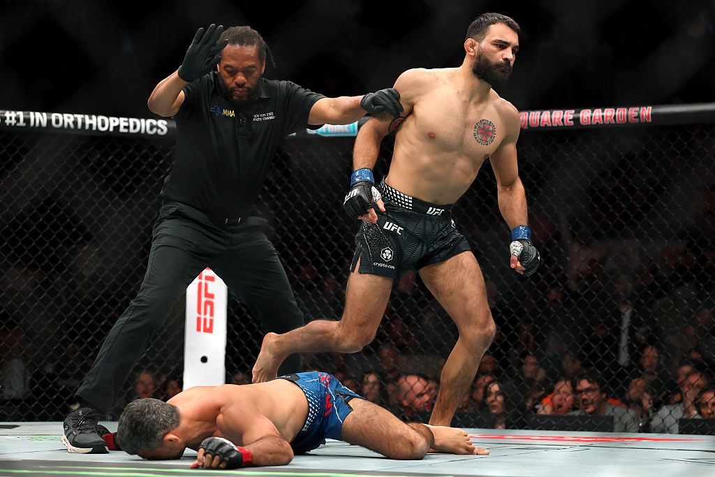 Benoit Saint Denis slept Beneil Dariush in 16 seconds