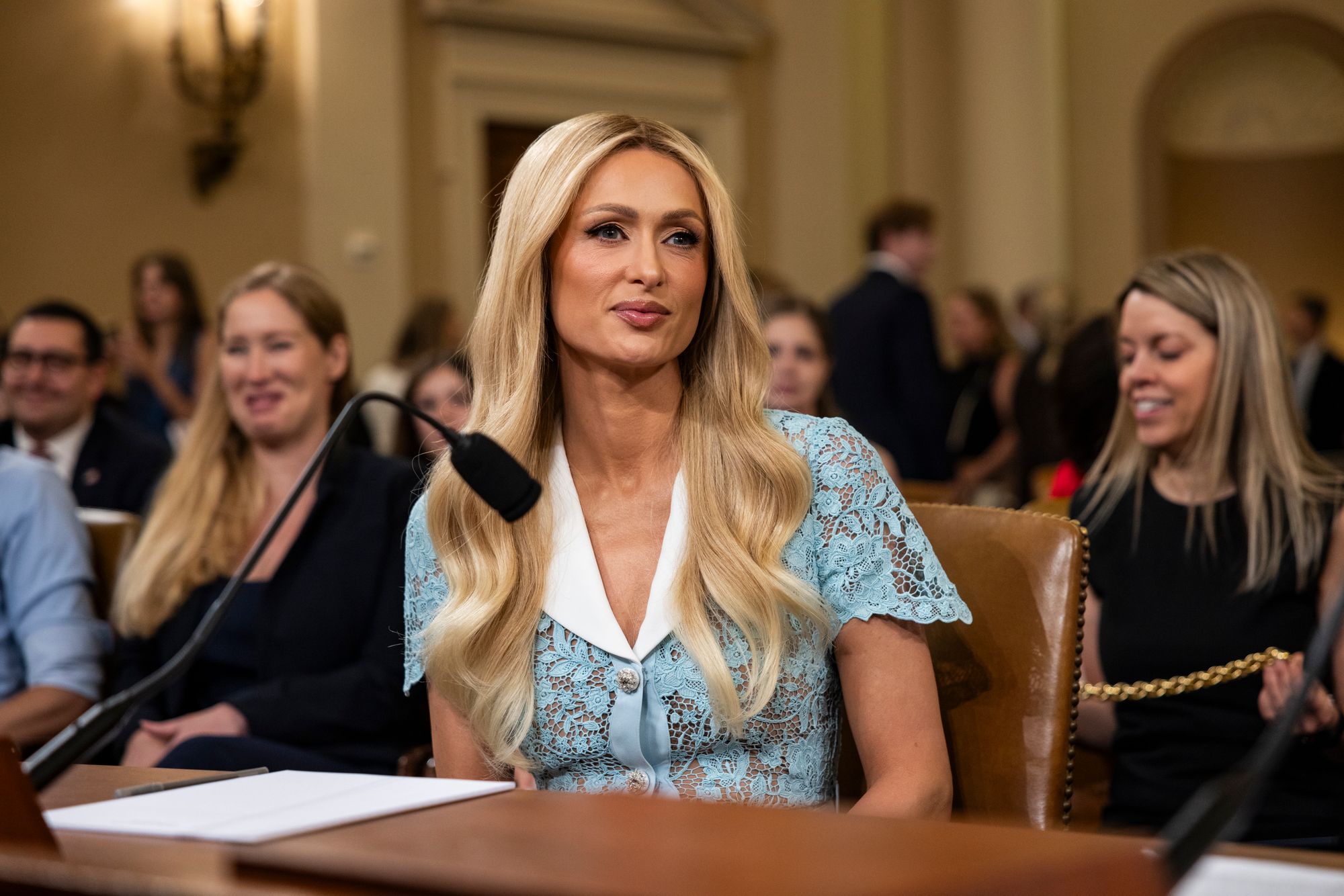 Paris Hilton negou as acusações de que Ghislaine Maxwell tentou recrutá-la para Jeffrey Epstein