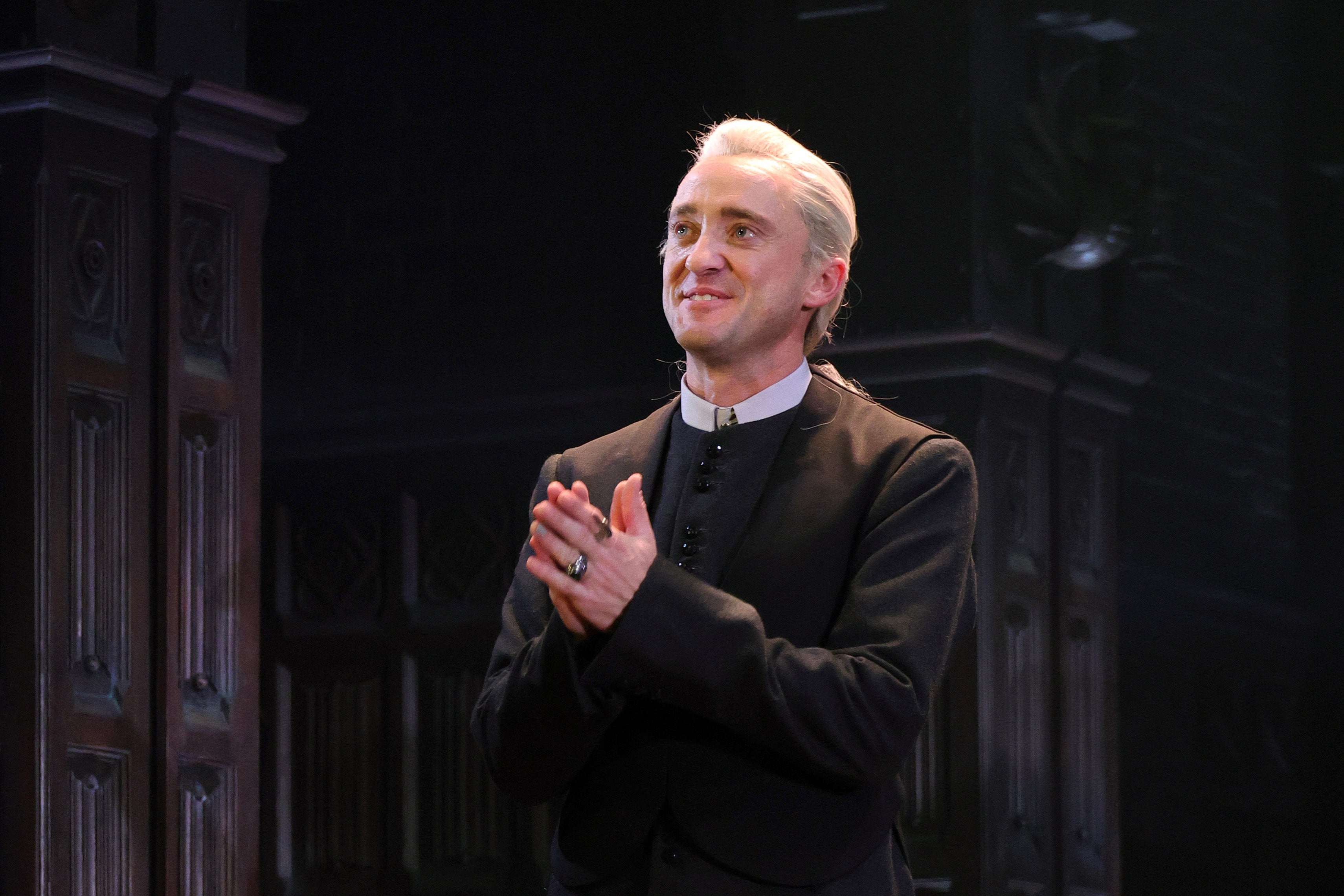 Tom Felton sobe a cortina durante sua estreia na Broadway como Draco Malfoy em 'Harry Potter and the Cursed Child'
