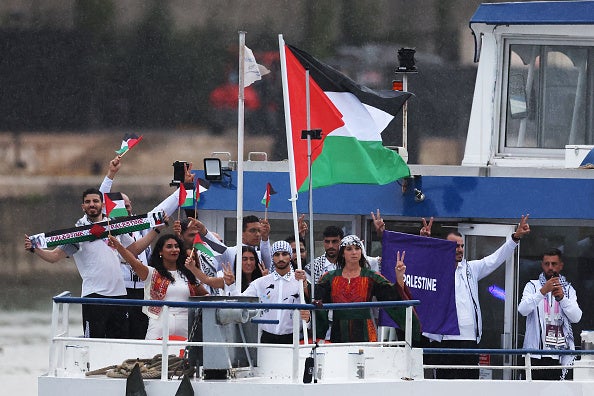 Tarazíová drží palestinskou vlajku vedle svých kolegů sportovců