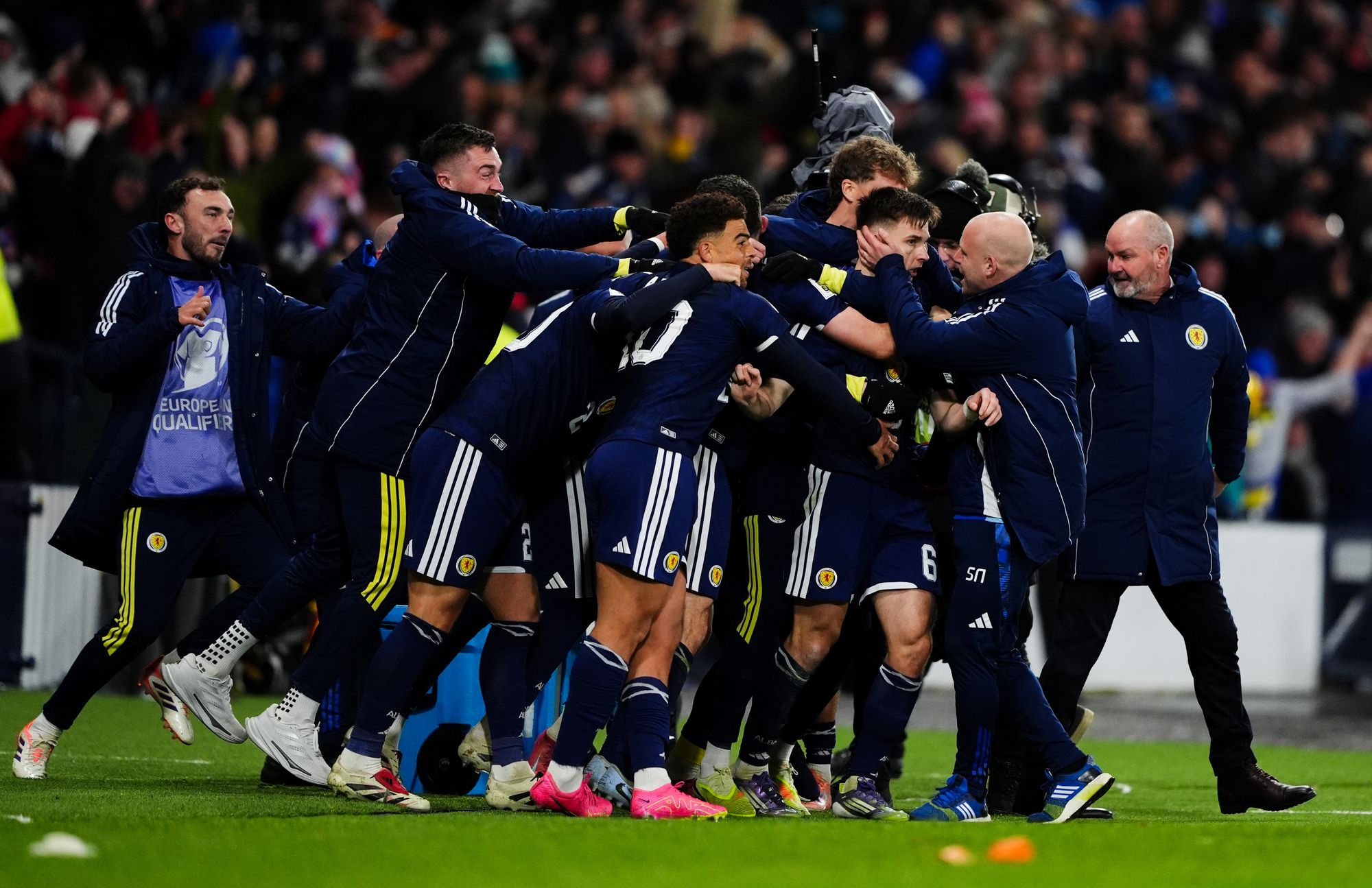 V 93. minutě dostal Skotsko do vedení centr Kieran Tierney