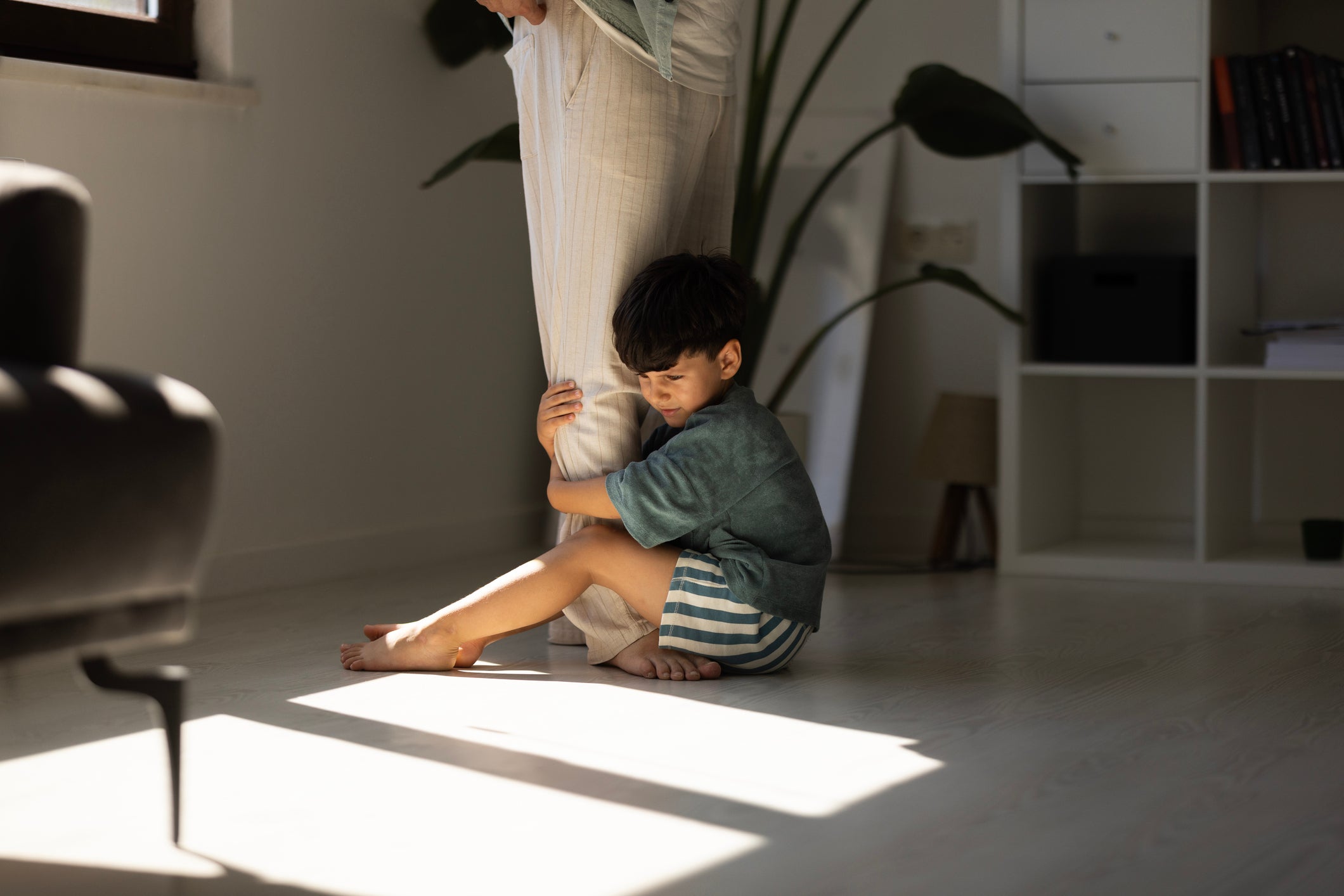 Children who have a habit of following their parents around, touching them constantly or becoming upset when they’re apart can provoke some to ask: Is this a phase or an unhealthy attachment style?