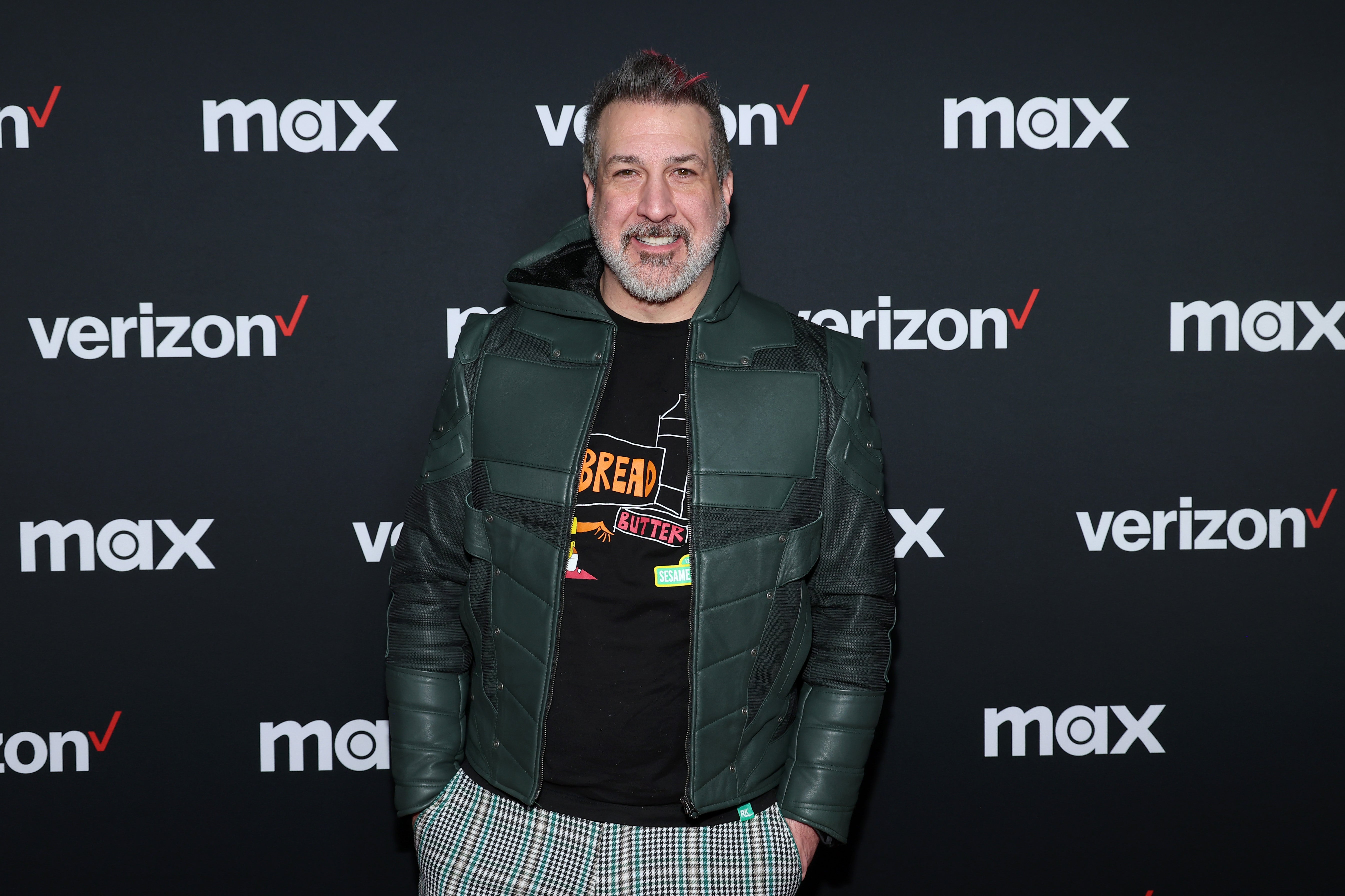 Em vez disso, alguns usuários de mídia social alegaram que o suspeito se parecia mais com Joey Fatone, membro de outra boy band *NSYNC.