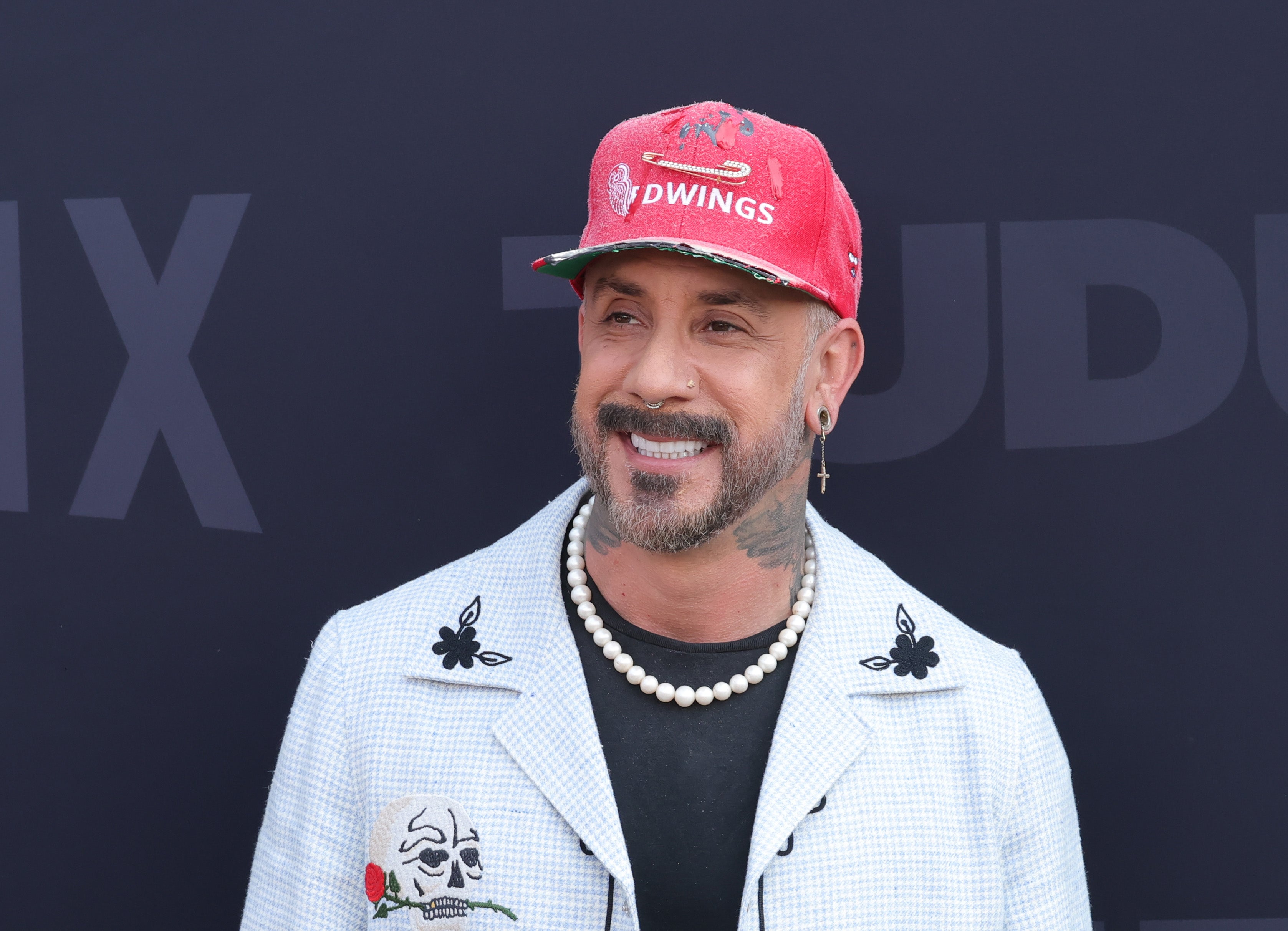 Alguns usuários de mídia social disseram não ver a semelhança do suspeito com AJ McLean, que foi fotografado participando do Netflix Tudum 2025 em maio.