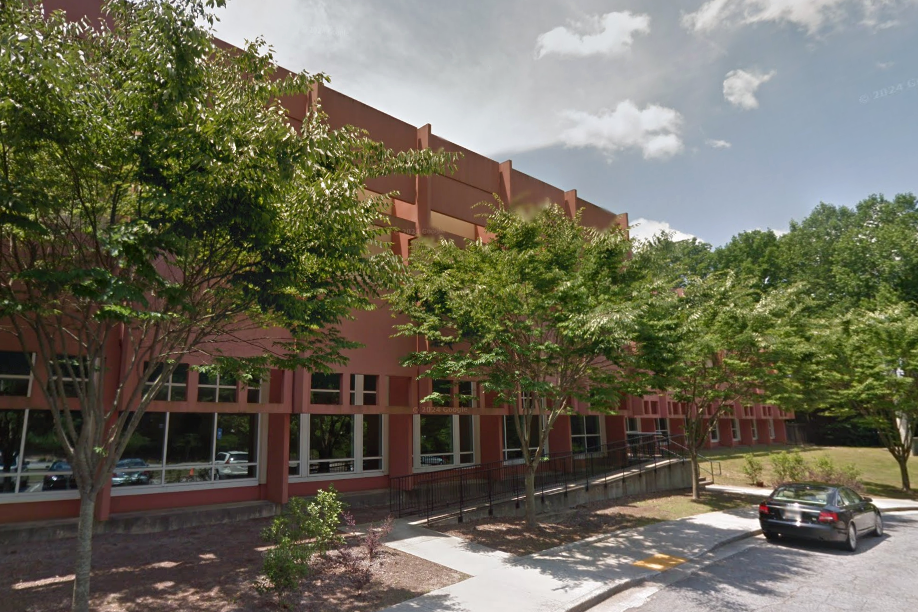 A Igreja 2819 (foto), uma igreja na área de Atlanta com muitos seguidores, demitiu um pastor que foi preso este mês sob acusações de abusar de seu enteado.