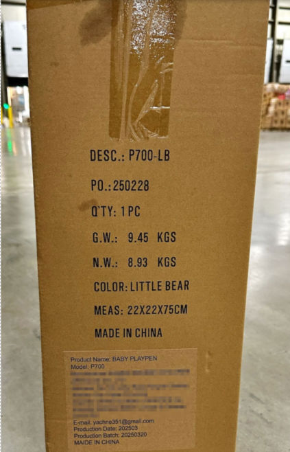 A embalagem e a etiqueta removível do produto Play Yards em recall têm o número do modelo P700.