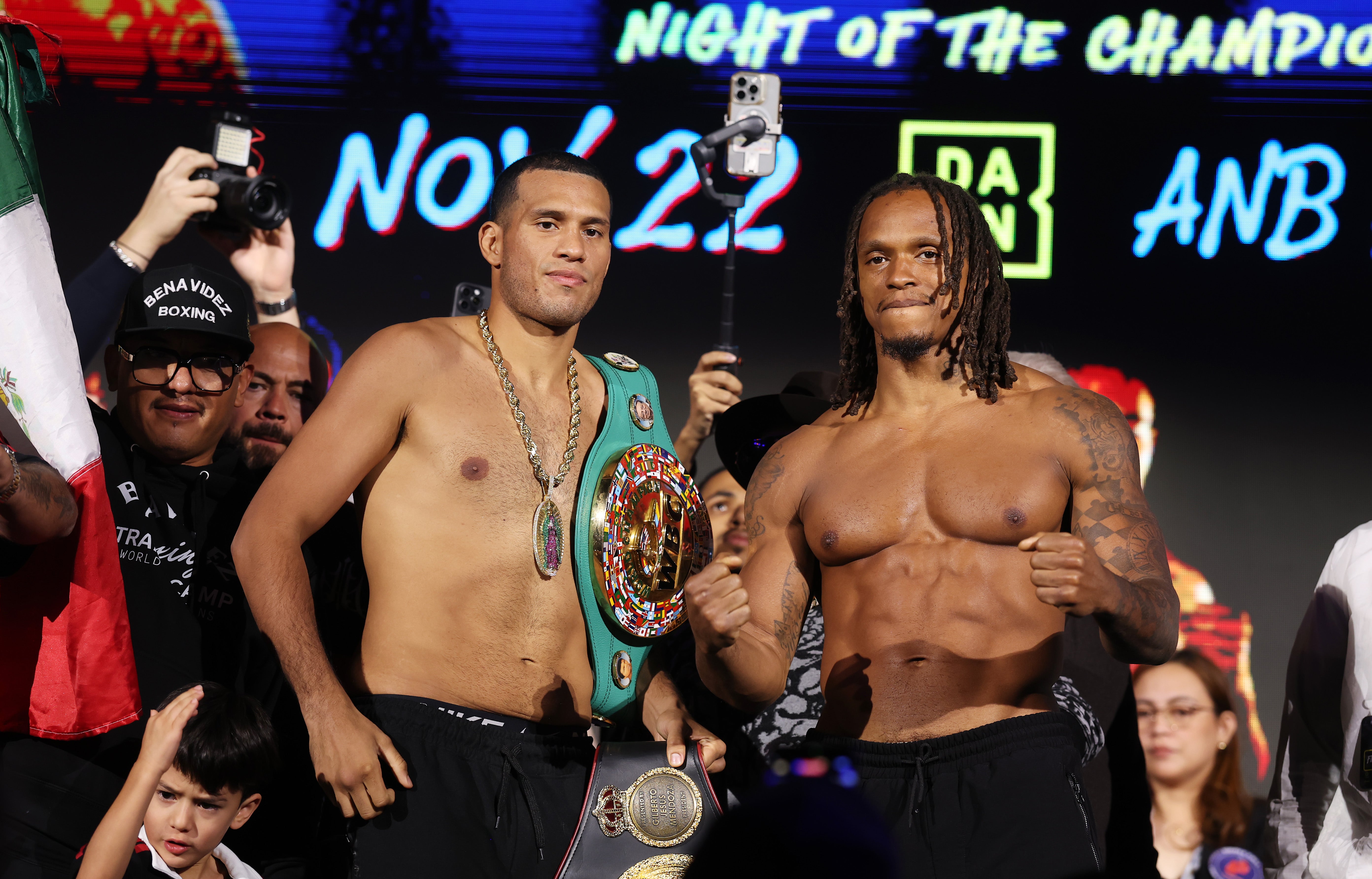 David Benavidez (vlevo) a Anthony Yarde