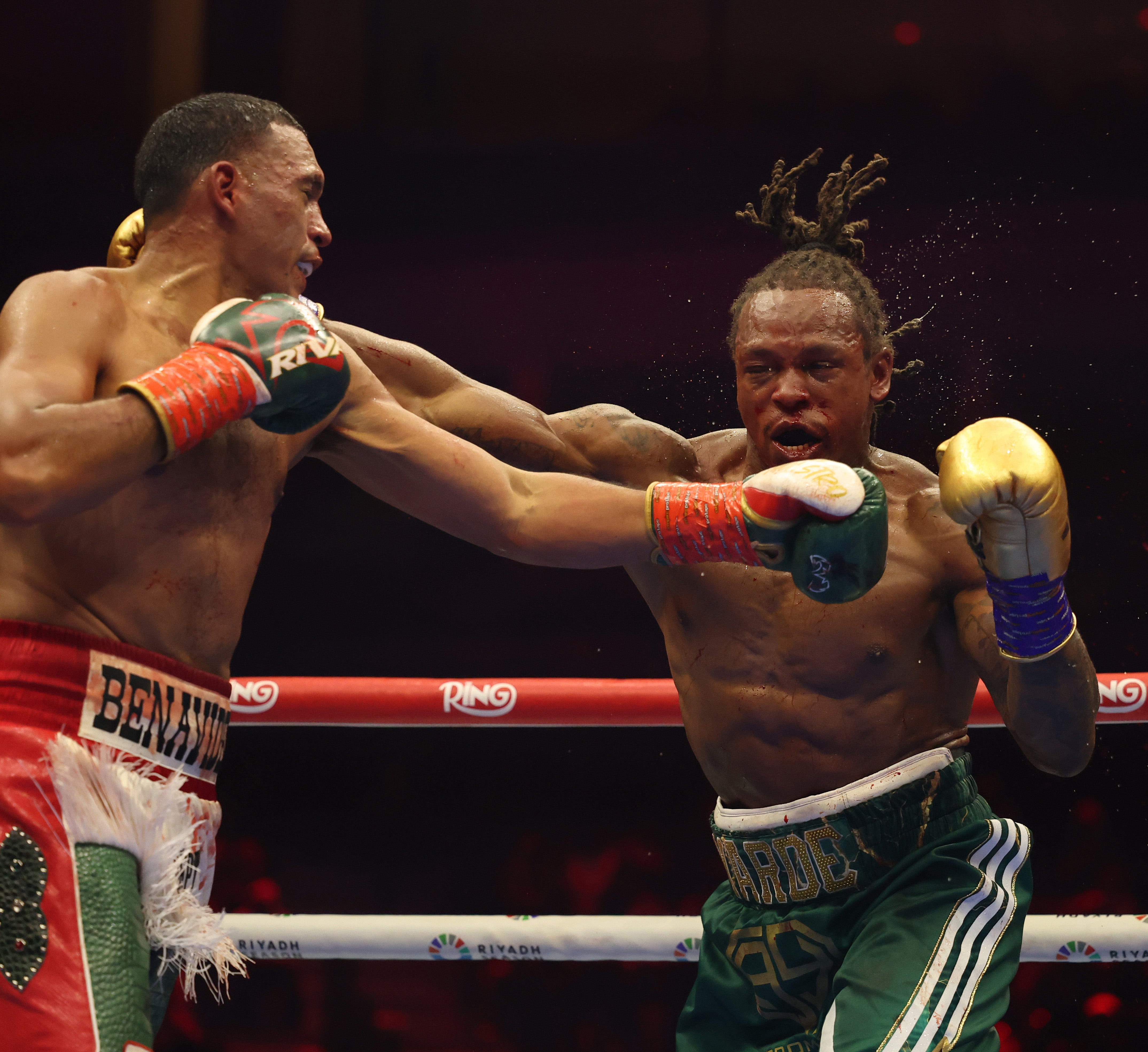 David Benavidez pěstí Anthonyho Yardea