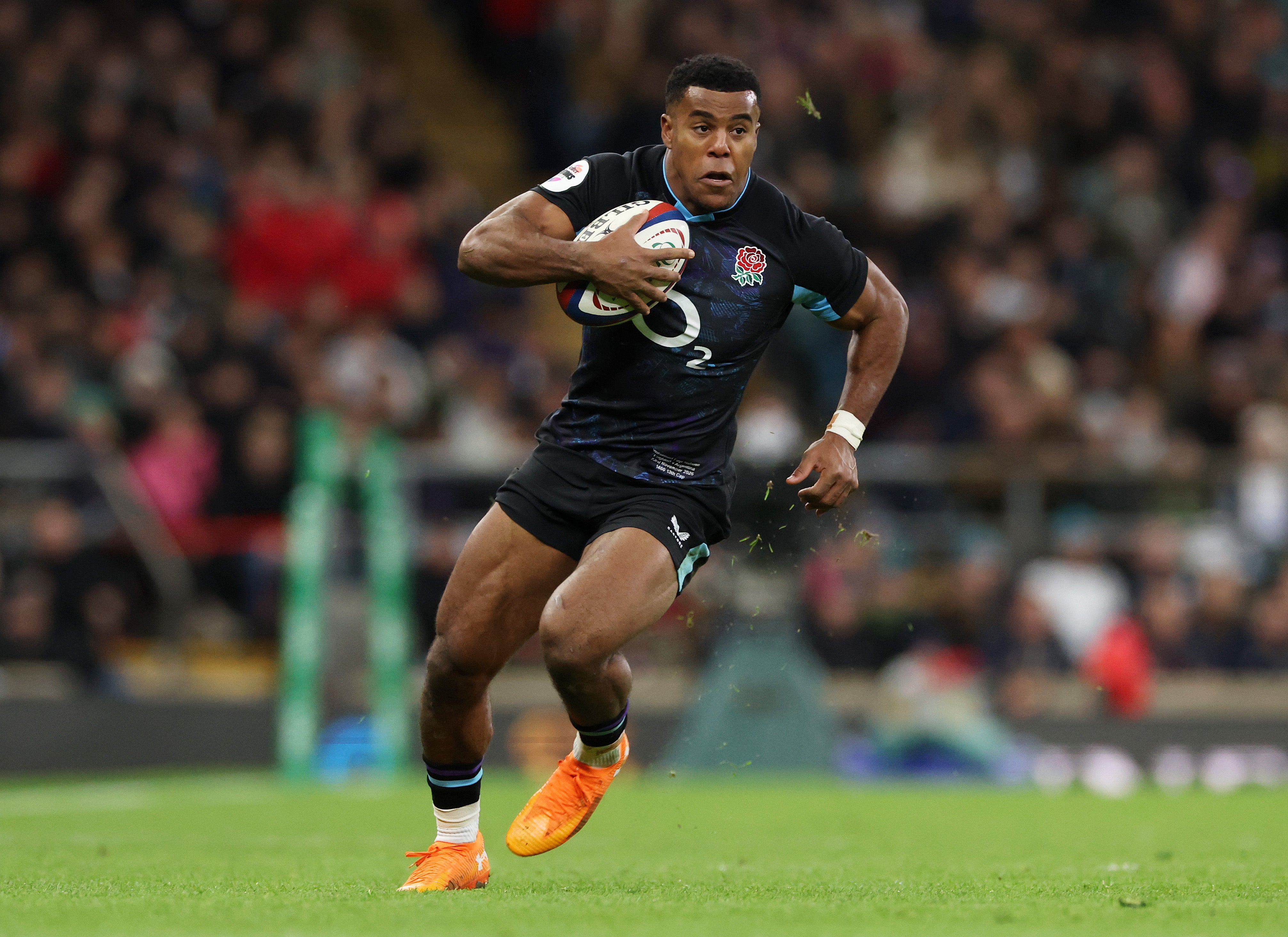 Immanuel Feyi-Waboso of England breaks clear to go on and scores his team's second try