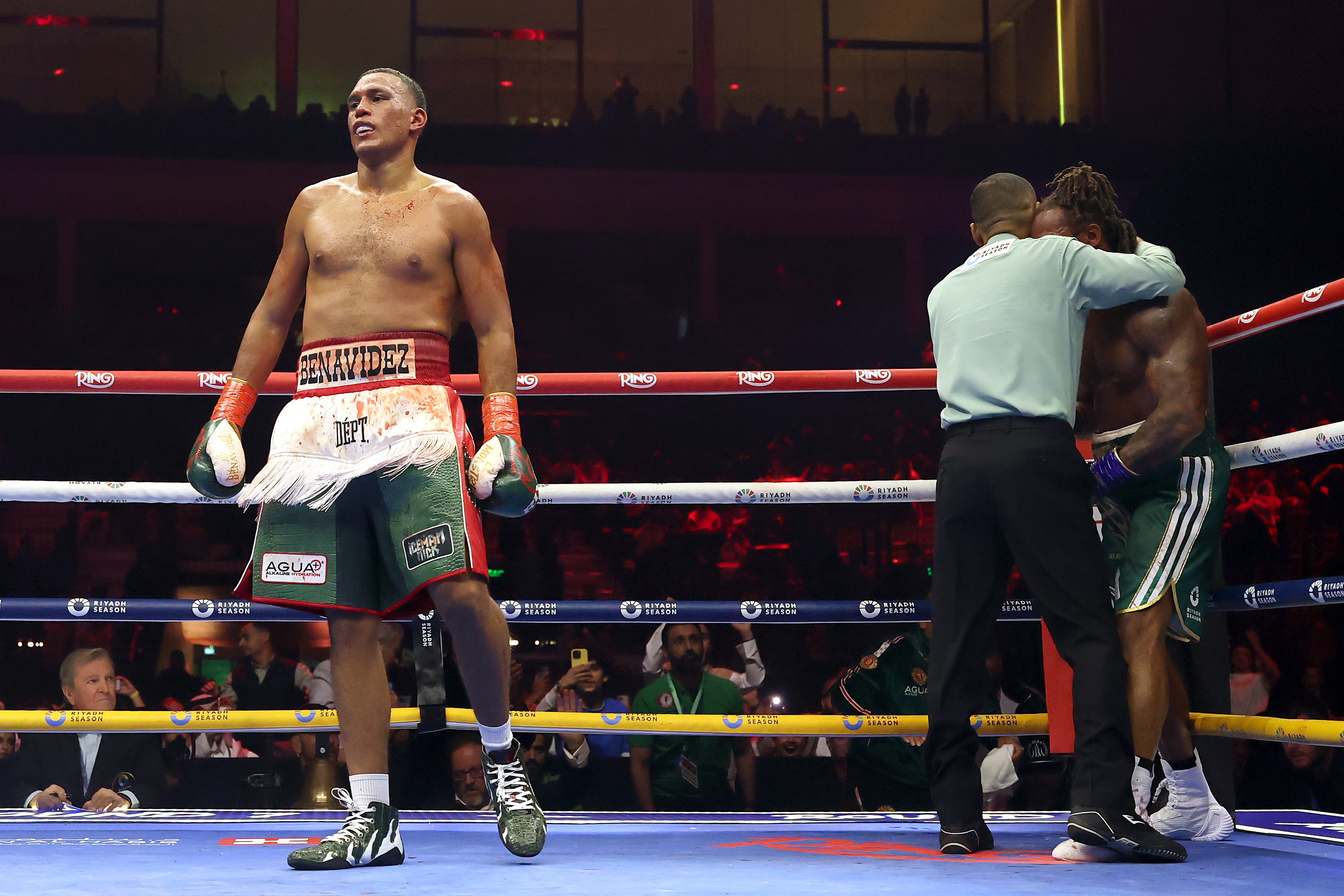 Anthony Yarde (vpravo) zachránil rozhodčí po brutálním levém háku Davida Benavideze