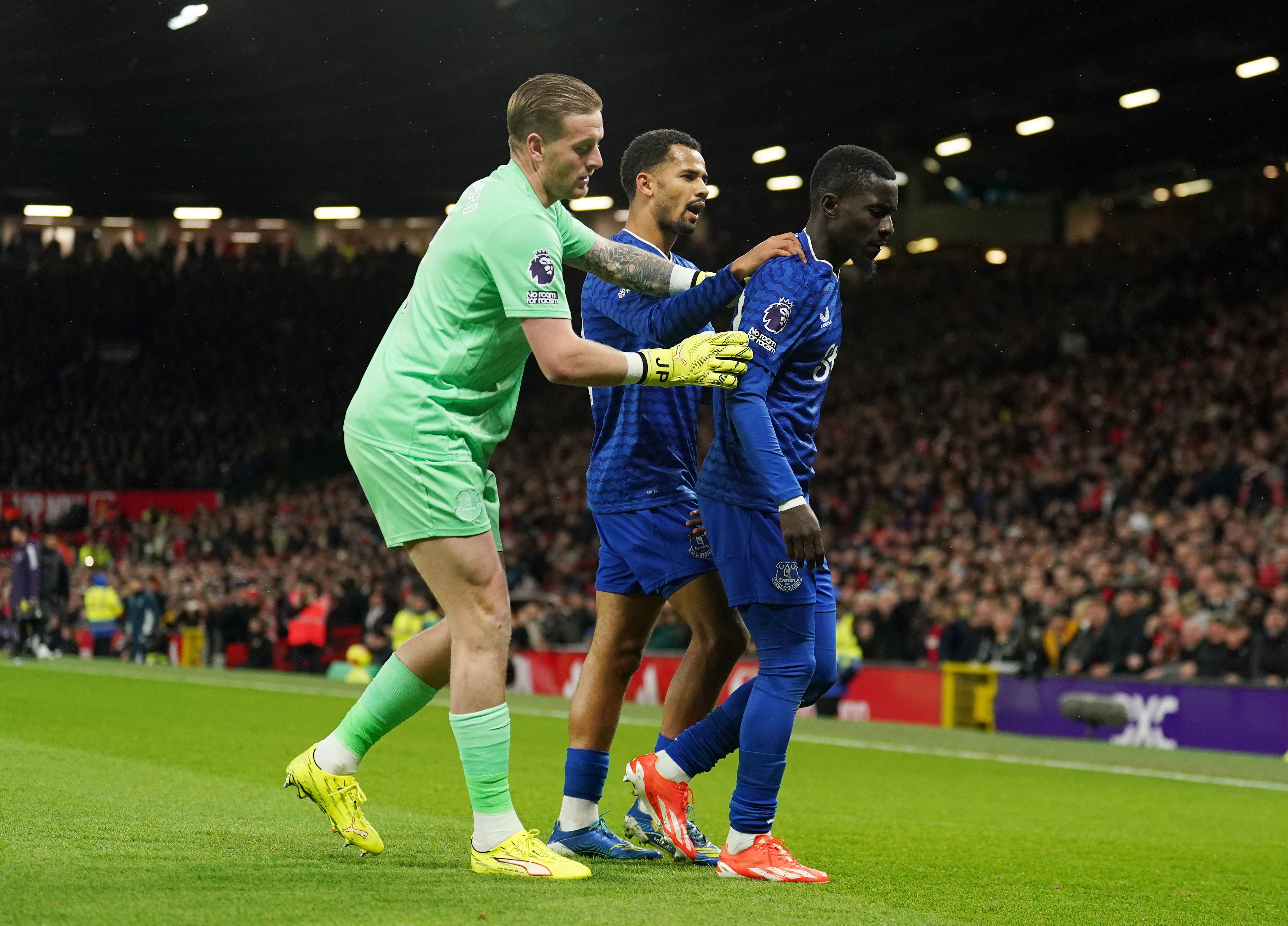 Brankář Evertonu Jordan Pickford (Martin Rickett/PA) odvádí ze hřiště Idrissa Gana Gueye