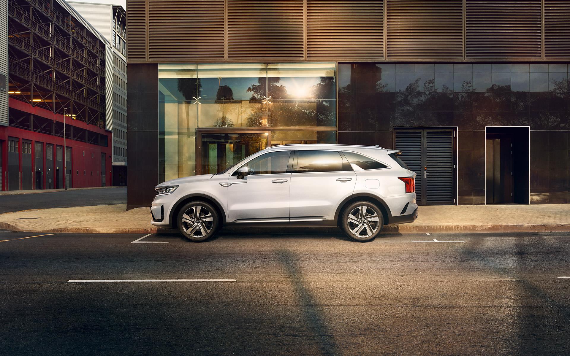 There aren’t many plug-in hybrid three-row SUVs out there