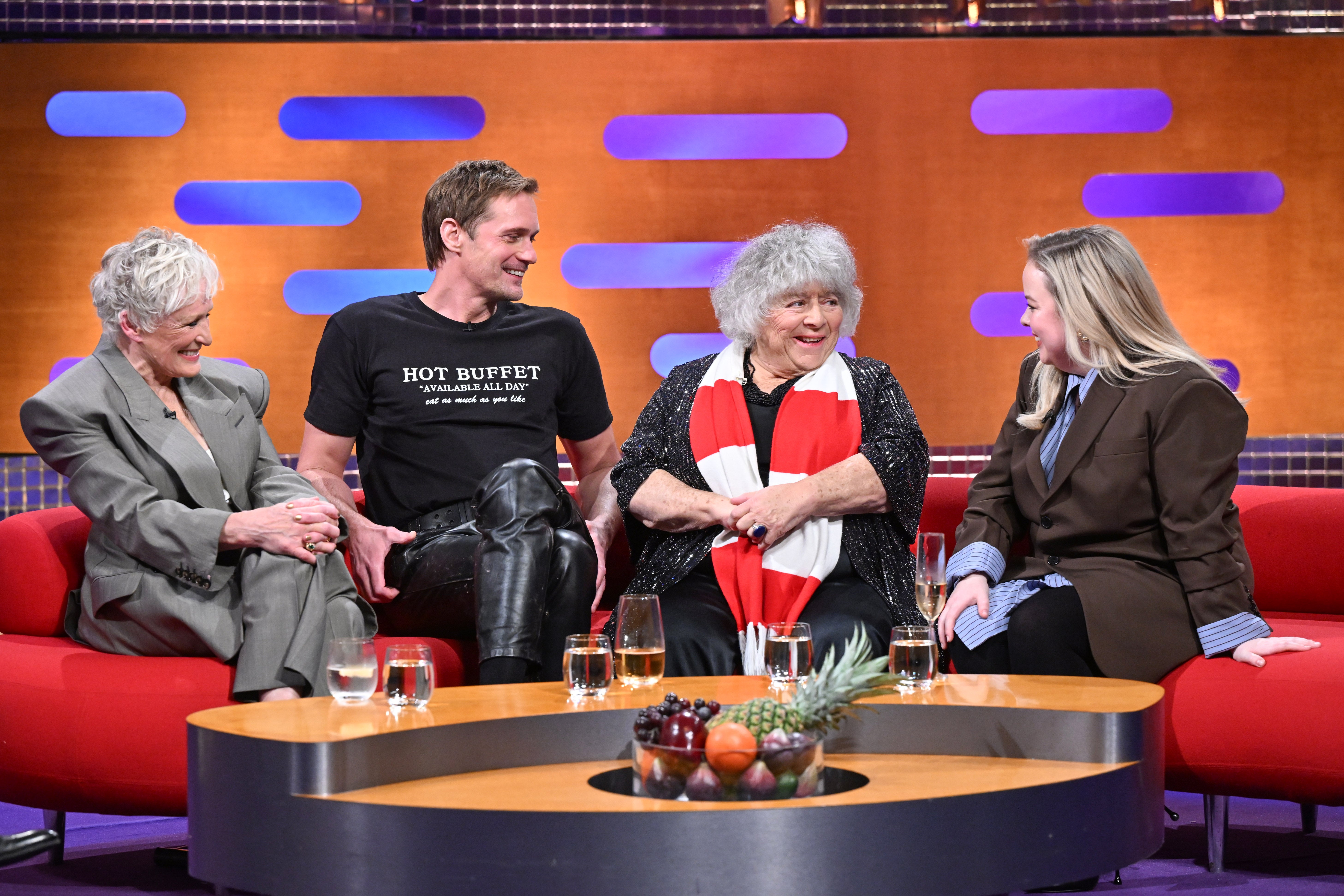 Glenn Close, Alexander Skarsgard, Miriam Margolyes e Nicola Coughlan durante as filmagens do 'Graham Norton Show'
