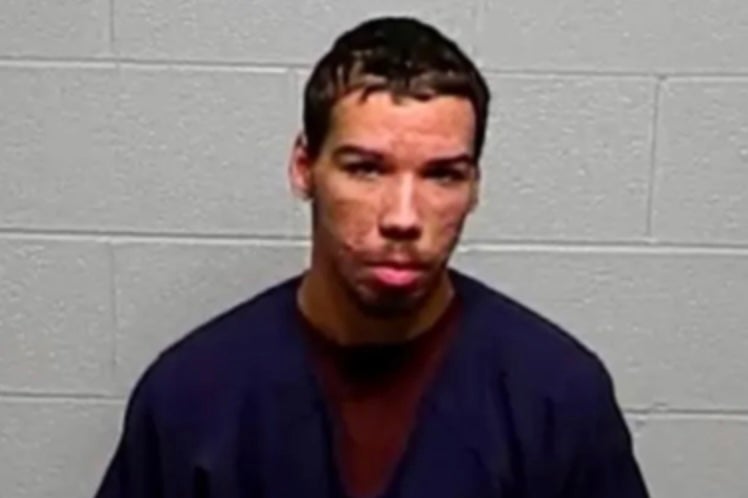 Erik J. Crump, um jovem de 21 anos de Chicago, ateou fogo intencionalmente à casa de sua família no Dia de Ação de Graças depois que uma discussão com familiares saiu do controle, segundo a polícia.