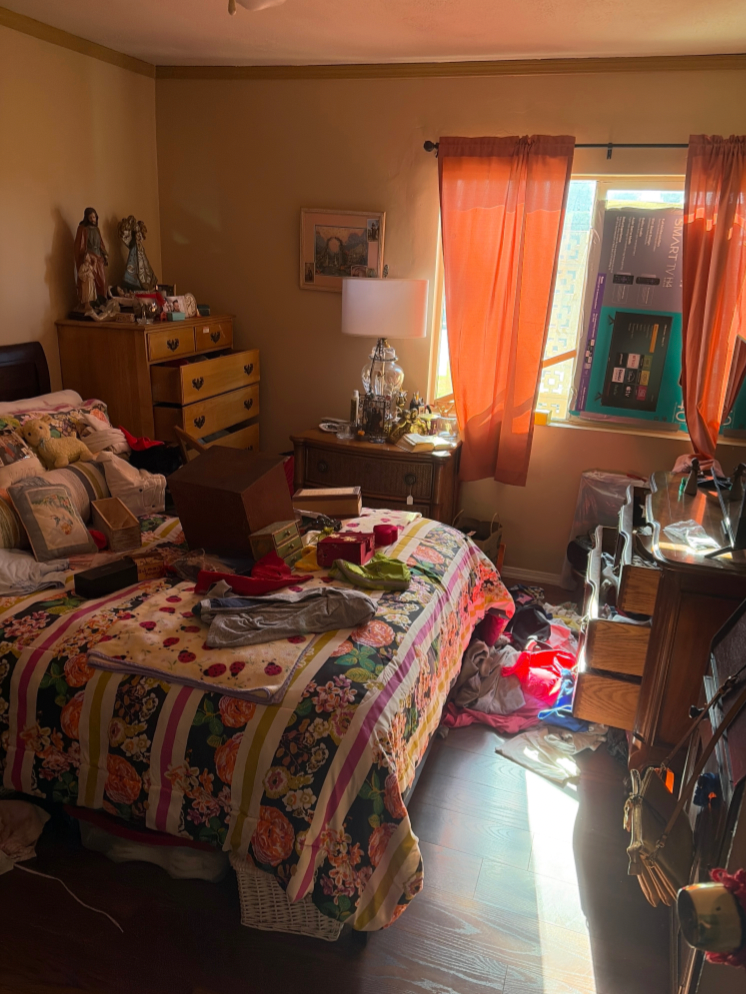 Lá dentro parecia que a casa havia sido roubada. Roupas estavam espalhadas pelo chão, gavetas abertas e esvaziadas e uma janela quebrada marcava a entrada dos intrusos.