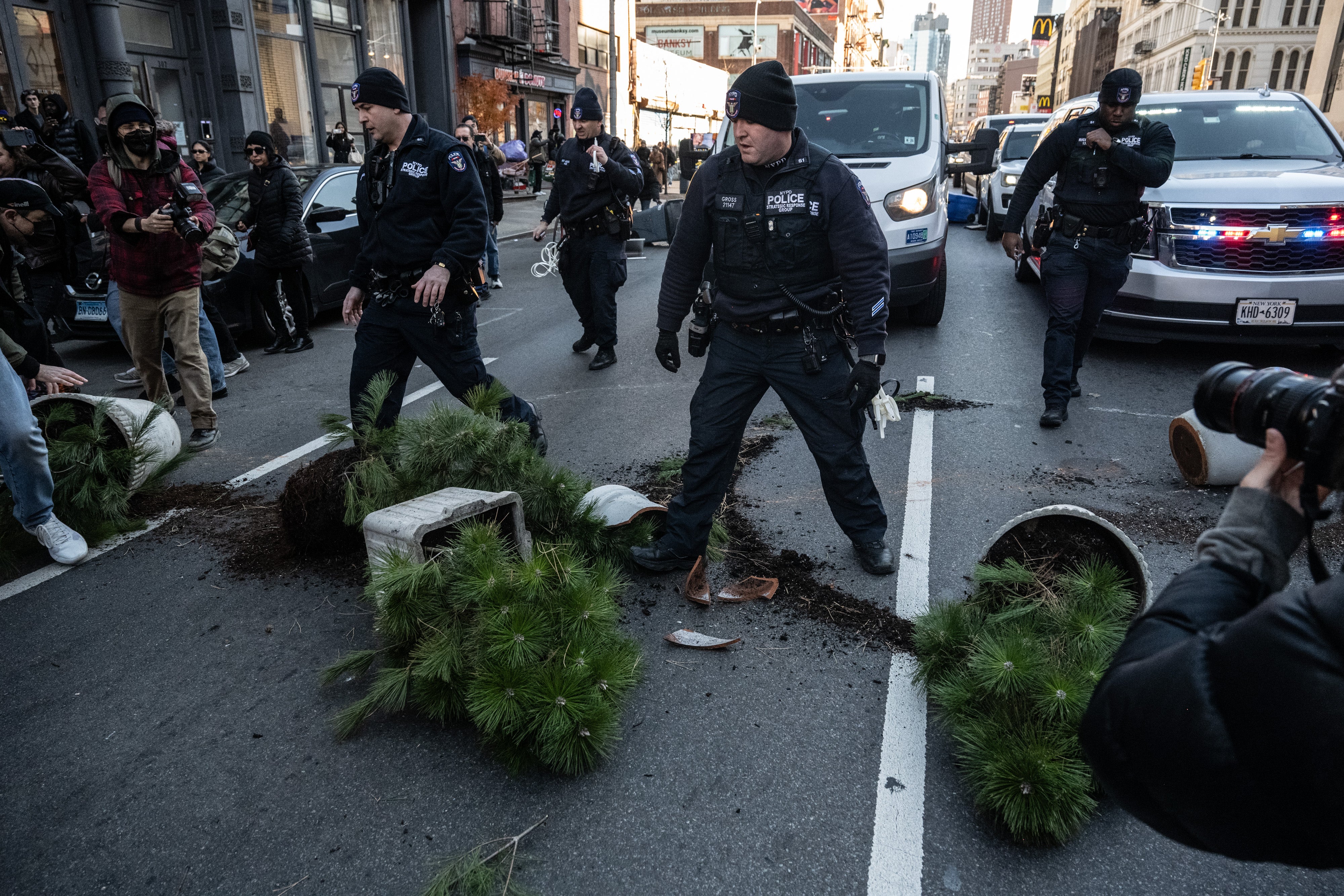 Even after the agents exited the garage, with protesters putting planters and trash cans in front of the vehicles as the agents drove their cars down the street