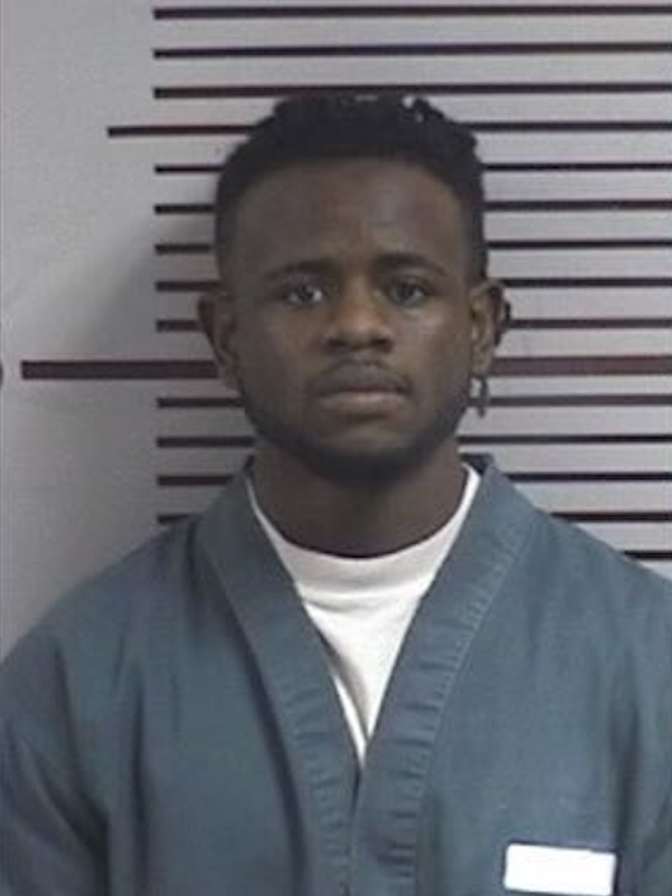 As autoridades identificaram o suposto ladrão de carros como Walter Huling, 31, de Denver. O Gabinete do Médico Legista do Condado de Douglas confirmou que ele morreu instantaneamente no acidente.