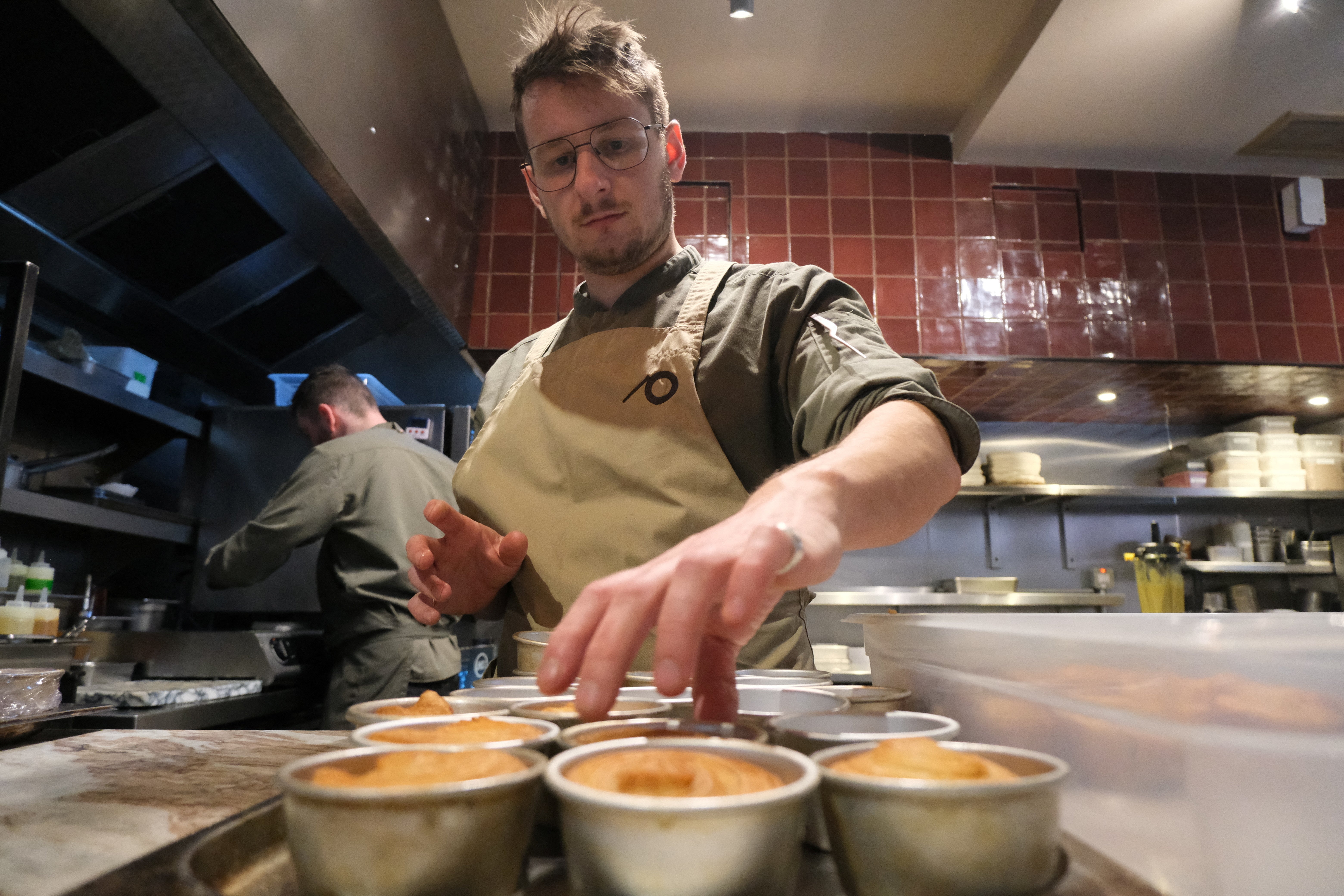 <p>A chef prepares a vegan dish at Plates restaurant in London, Britain, November 21, 2025. REUTERS/Sam Tabahriti</p>