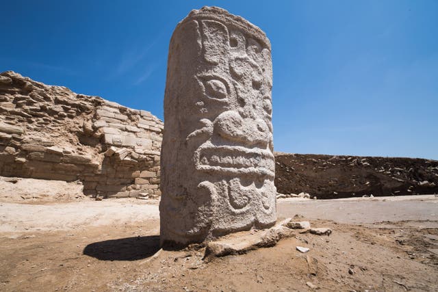 <p>Carving stone at Shimao city</p>