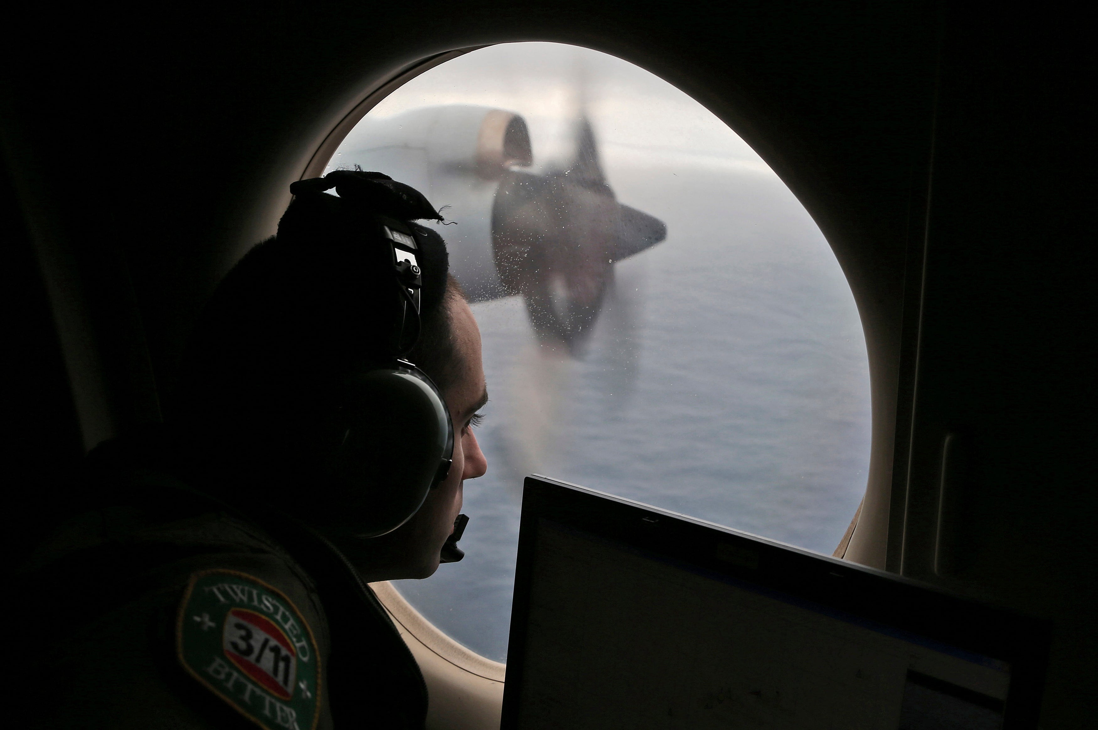 2014 年 3 月 22 日，在搜寻失踪的马来西亚航空 MH370 航班期间，飞行军官拉扬·加拉泽丁 (Rayan Gharazedine) 乘坐澳大利亚皇家空军 AP-3C 猎户座飞机扫描澳大利亚附近南印度洋海域的海域