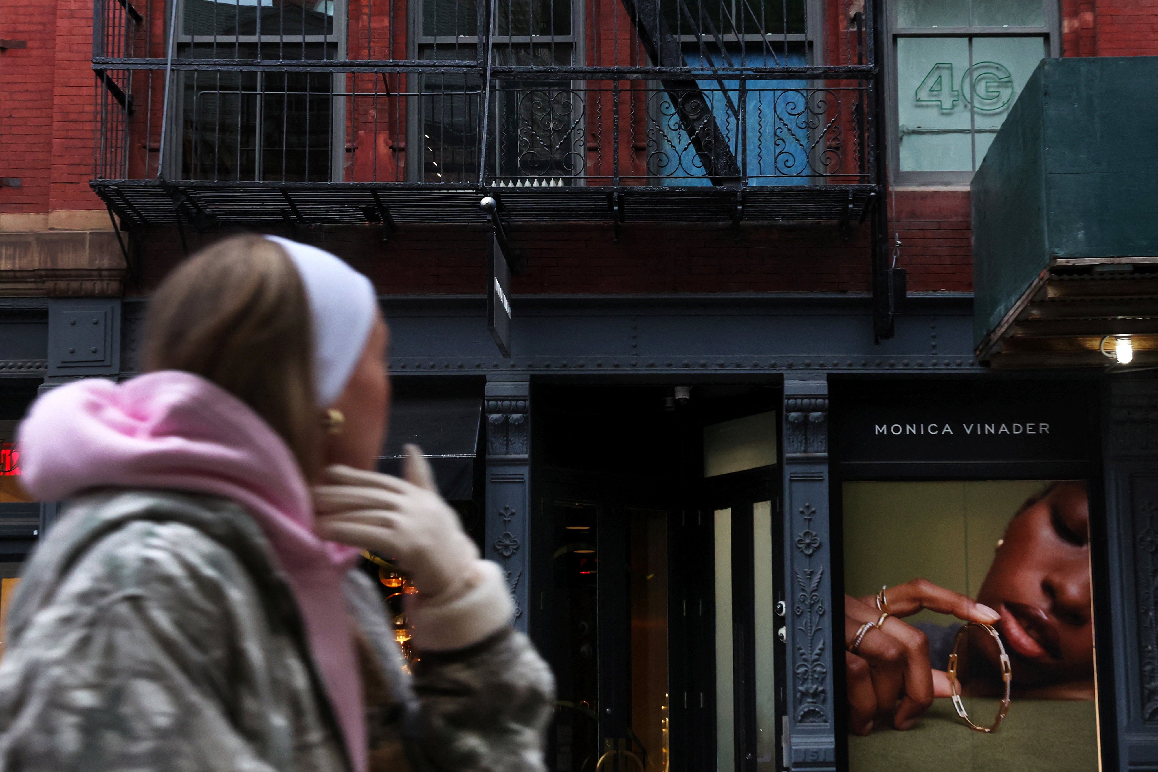 Ladrões roubaram quase US$ 2 milhões em mercadorias de uma boutique masculina na cidade de Nova York, dizem relatos