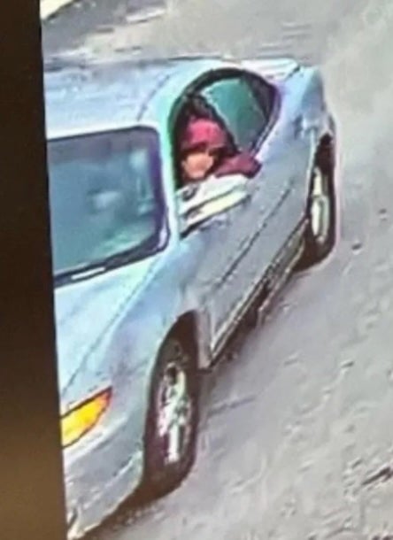 Shane solicitou dois carros compartilhados e roubou outros dois veículos, incluindo um Pontiac Grand Prix prata, durante sua tentativa de fuga, disse a polícia.