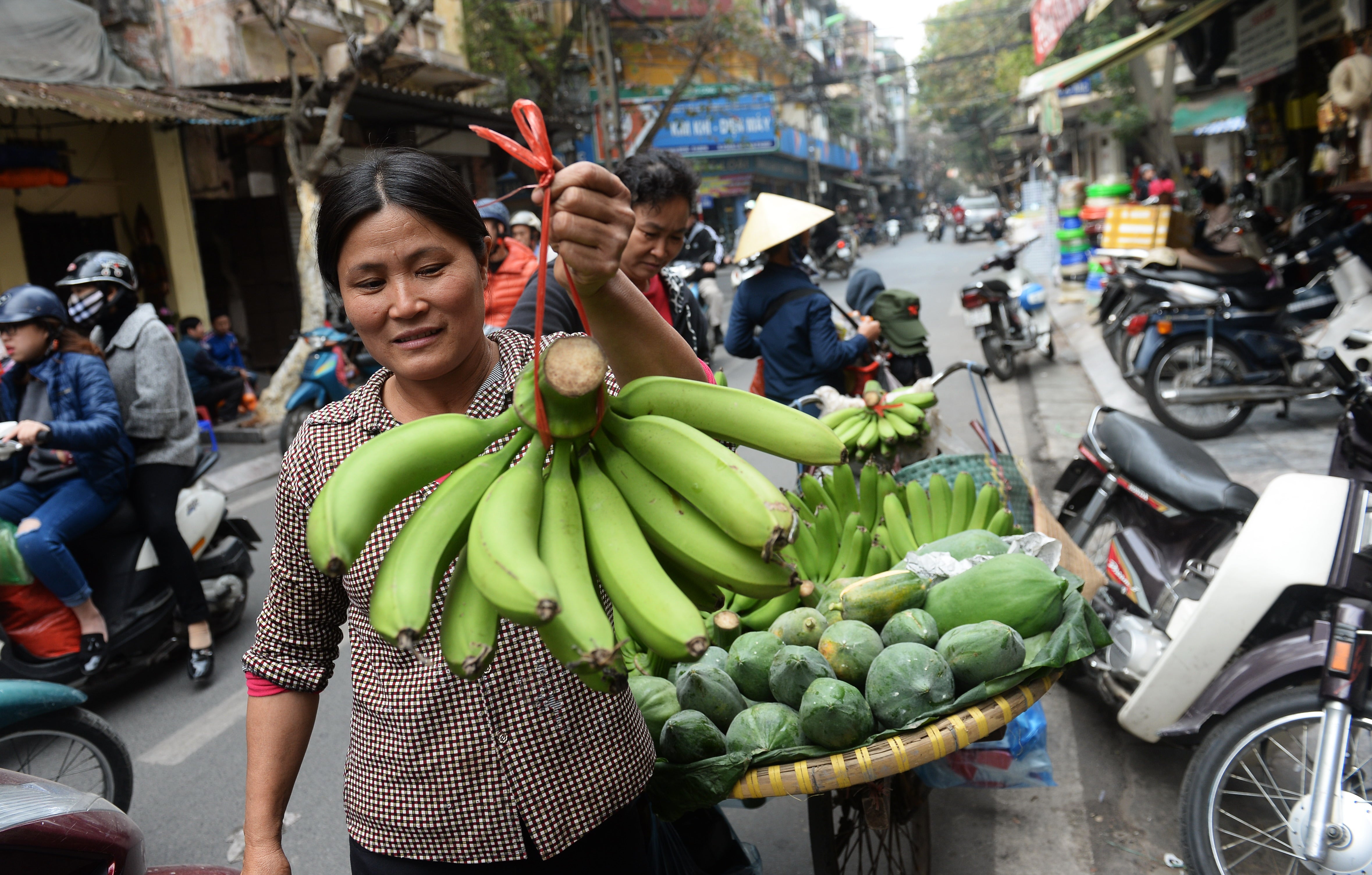 A street vendor sells green bananas in Hanoi, Vietnam, in January 2017. Green bananas are less sweet but have more fiber than riper bananas