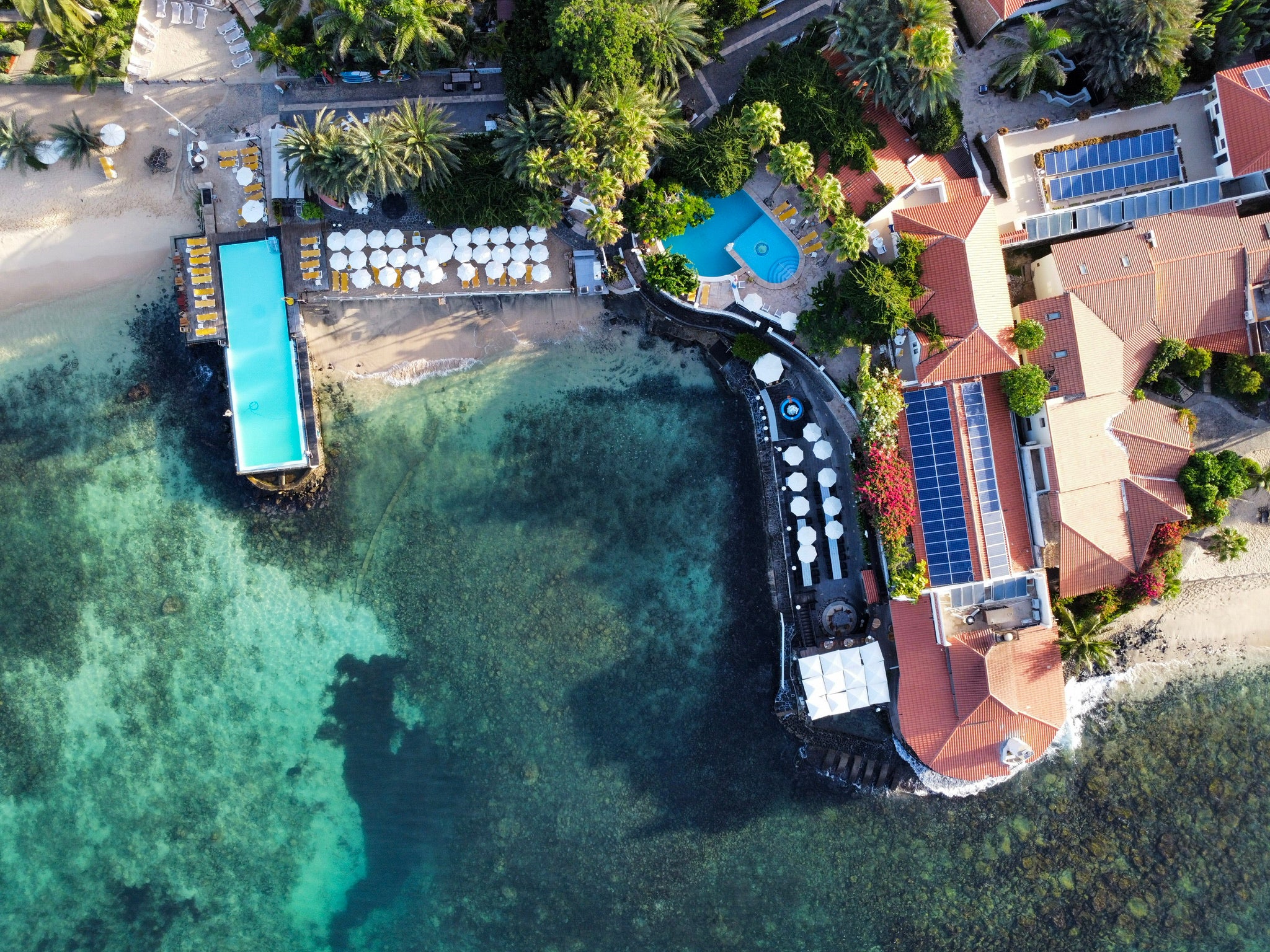 Odjo D’Agua Hotel’s defining feature is its infinity pool that extends over the crystal clear ocean