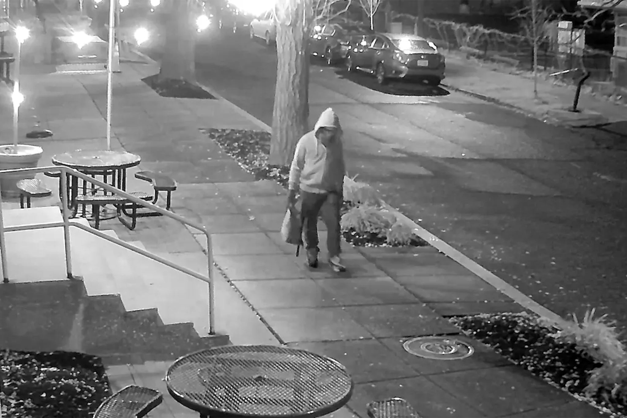 As imagens mostraram o suspeito caminhando pelo bairro do Capitólio antes de plantar bombas fora de ambos os edifícios em 2021. Ele só foi preso em dezembro de 2025.