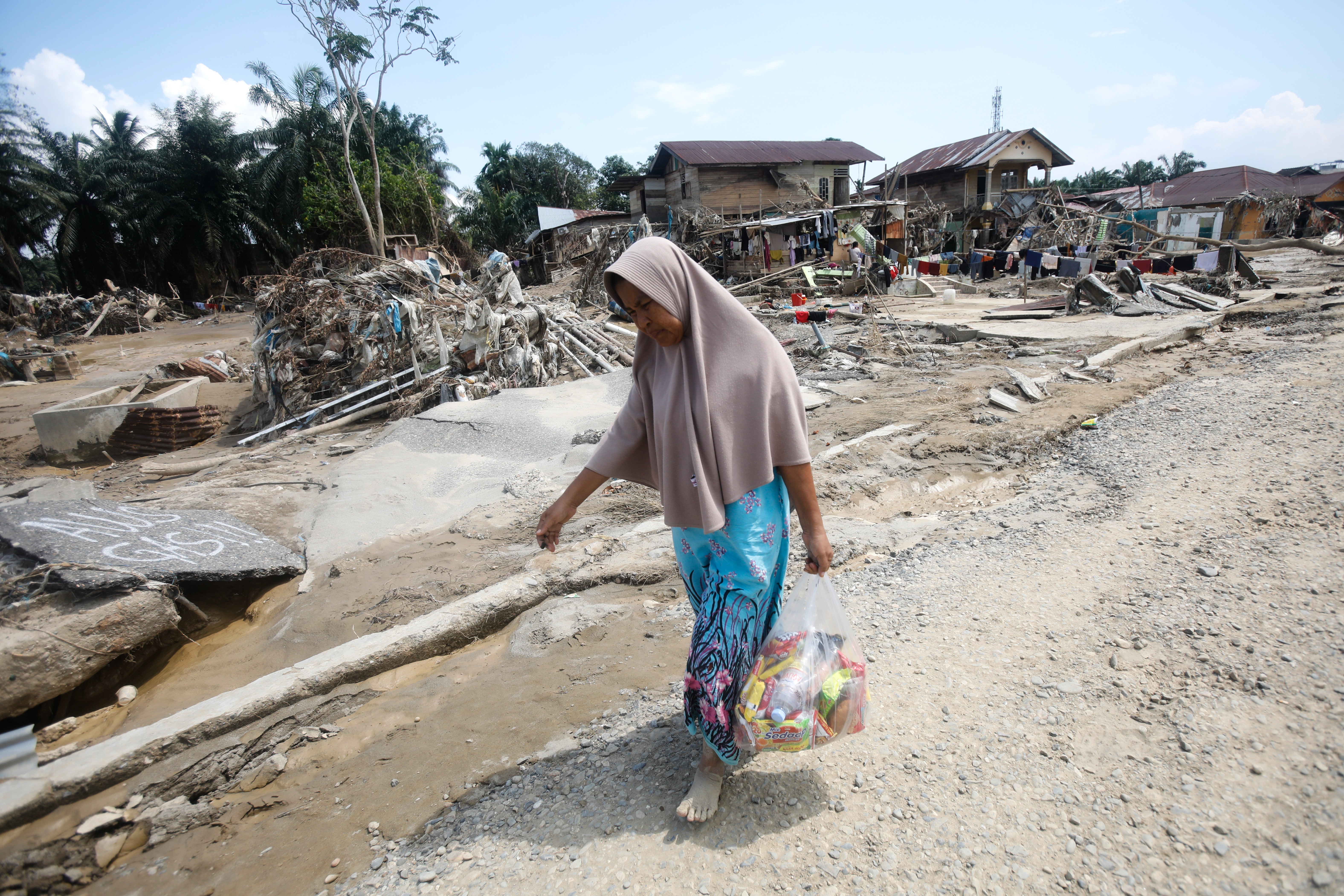 <p>Survivors in Aceh Tamiang, located on Sumatra's northeast coast, described arduous journeys to reach volunteer-run aid centres</p>
