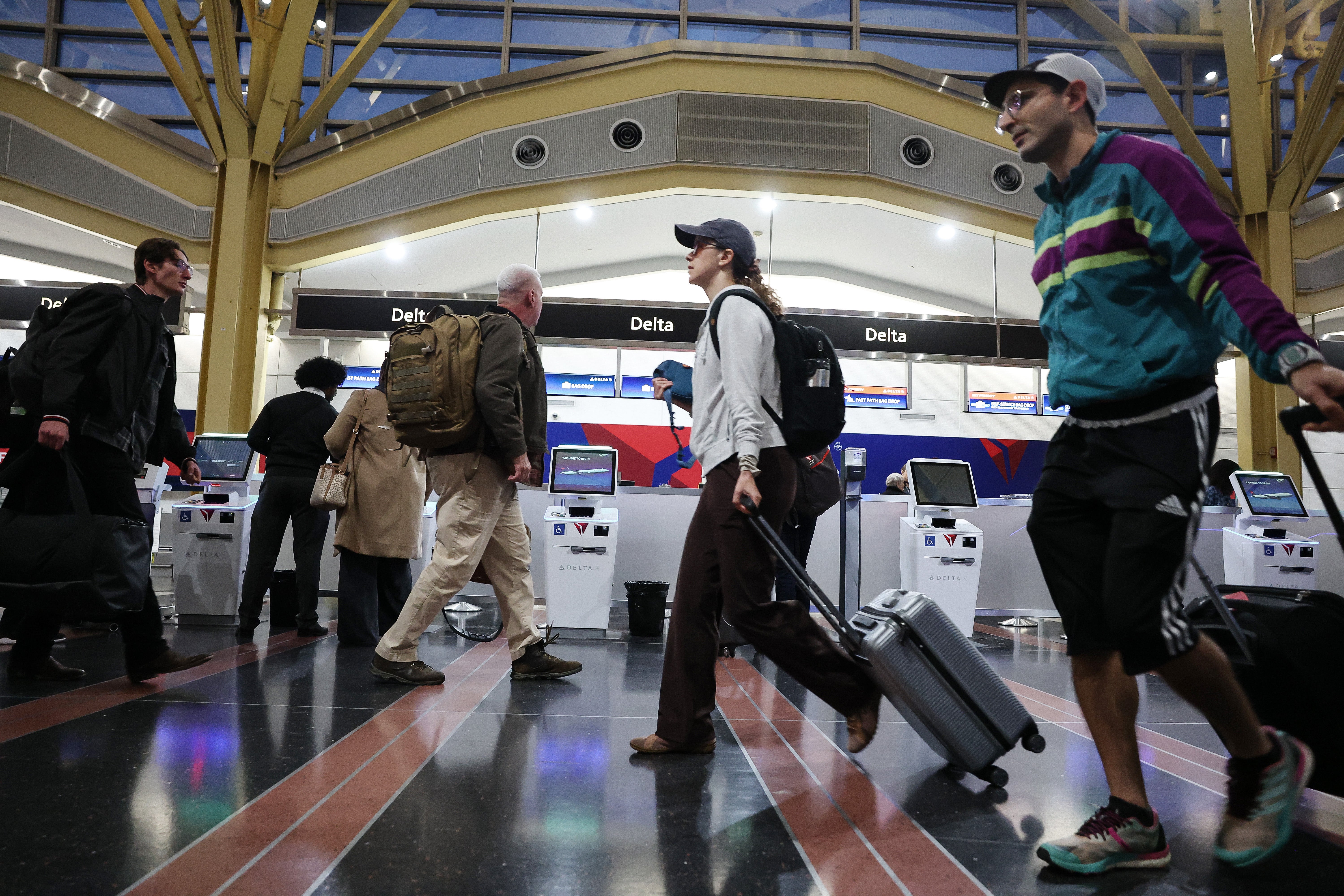 Os passageiros do Aeroporto Nacional Ronald Reagan de Washington, na Virgínia, continuam a se vestir casualmente para seus voos, apesar das exigências de etiqueta do secretário de Transportes, Sean Duffy.