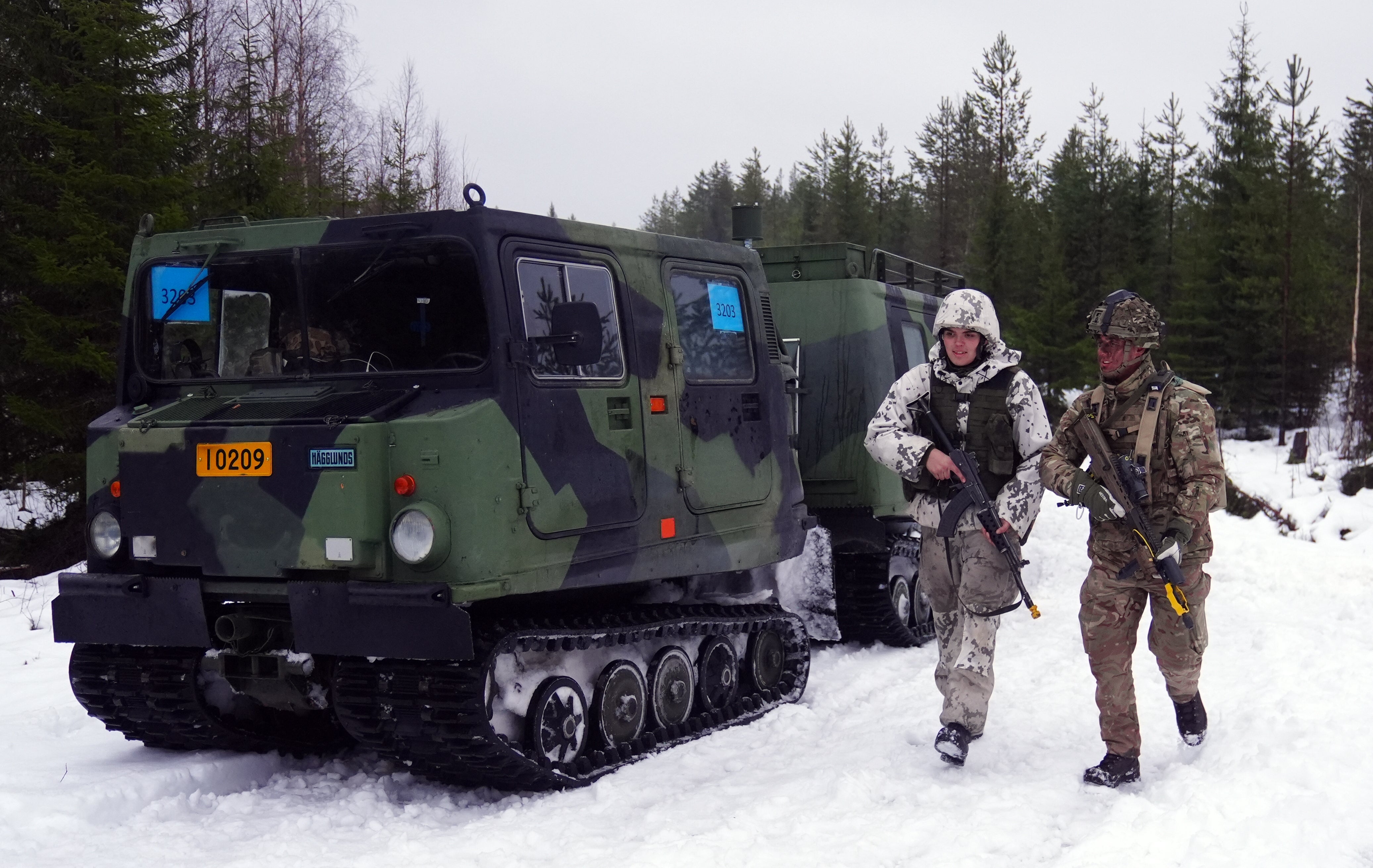 Jaeger Aapo Peltokongas from the Finnish army and Lance Corporal Aidan Rickards from 3 rifles in Vusoanka near Kajaani (Owen Humphreys/PA)