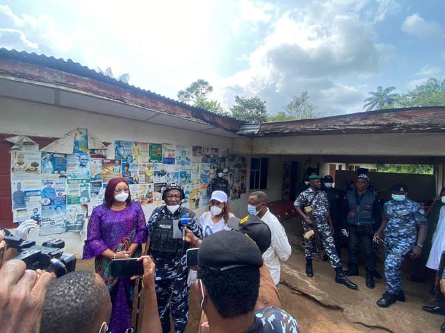 <p>Police officers and state officials outside a hotel suspected of being used by a kidnapper in an organ-harvesting operation in Ngor-Okpala district in southeast Nigeria </p>