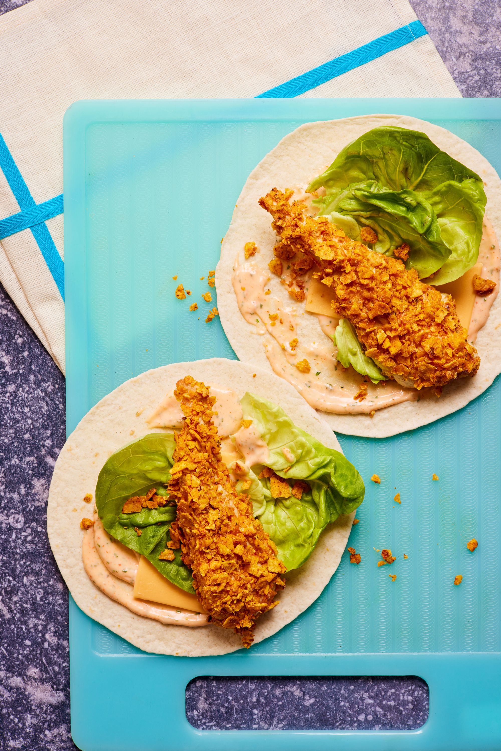 Nostalgia do fast food, mas melhor: mais leve, mais crocante e com proteína suficiente para continuar.