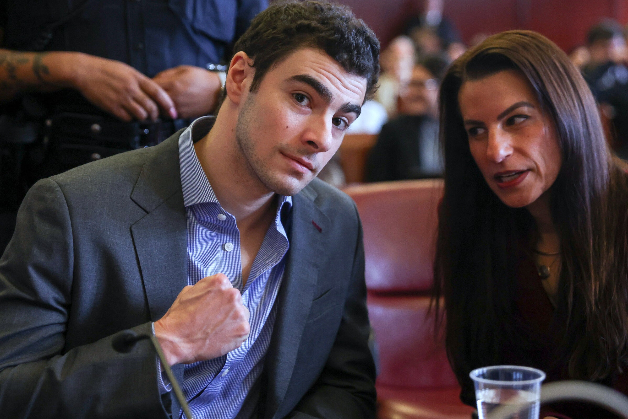 Luigi Mangione cerrou os punhos ao comparecer ao Tribunal Criminal de Manhattan na segunda-feira