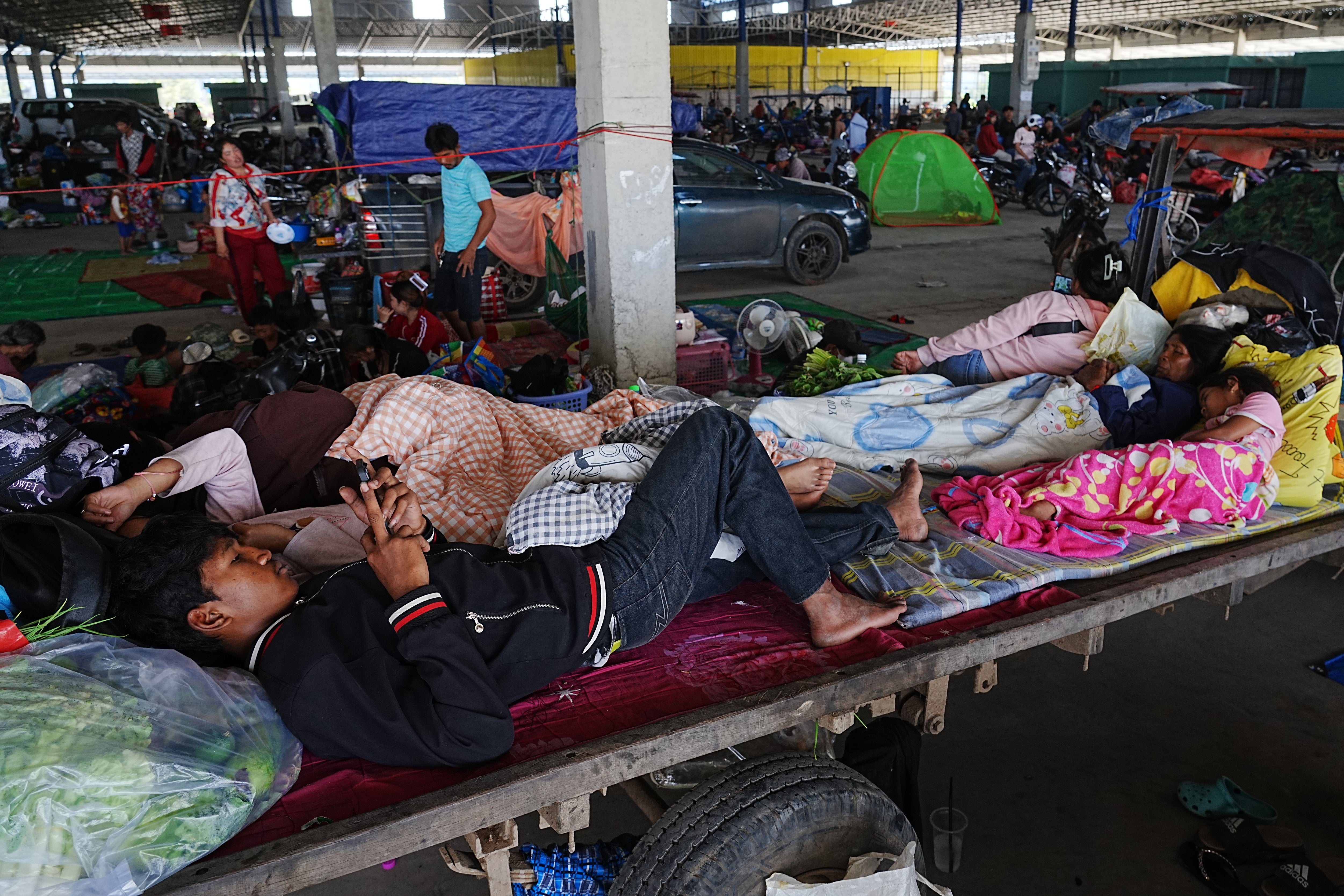 <p>Local people take refuge in Prey Chamkar Ta Doak market in Banteay Meanchey province in Cambodia, near the border with Thailand</p>