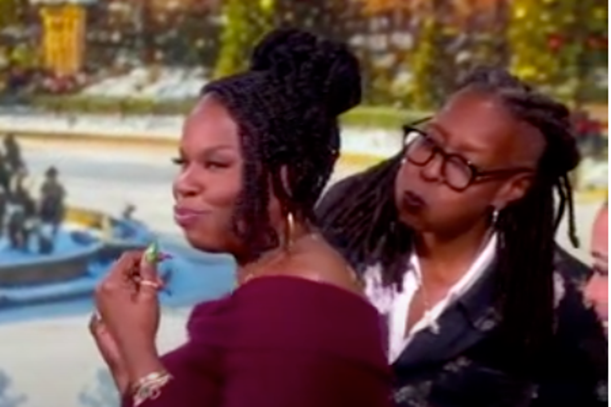 Whoopi Goldberg wischt „The View“-Gast Leslie Jones den Schweiß ab – ...
